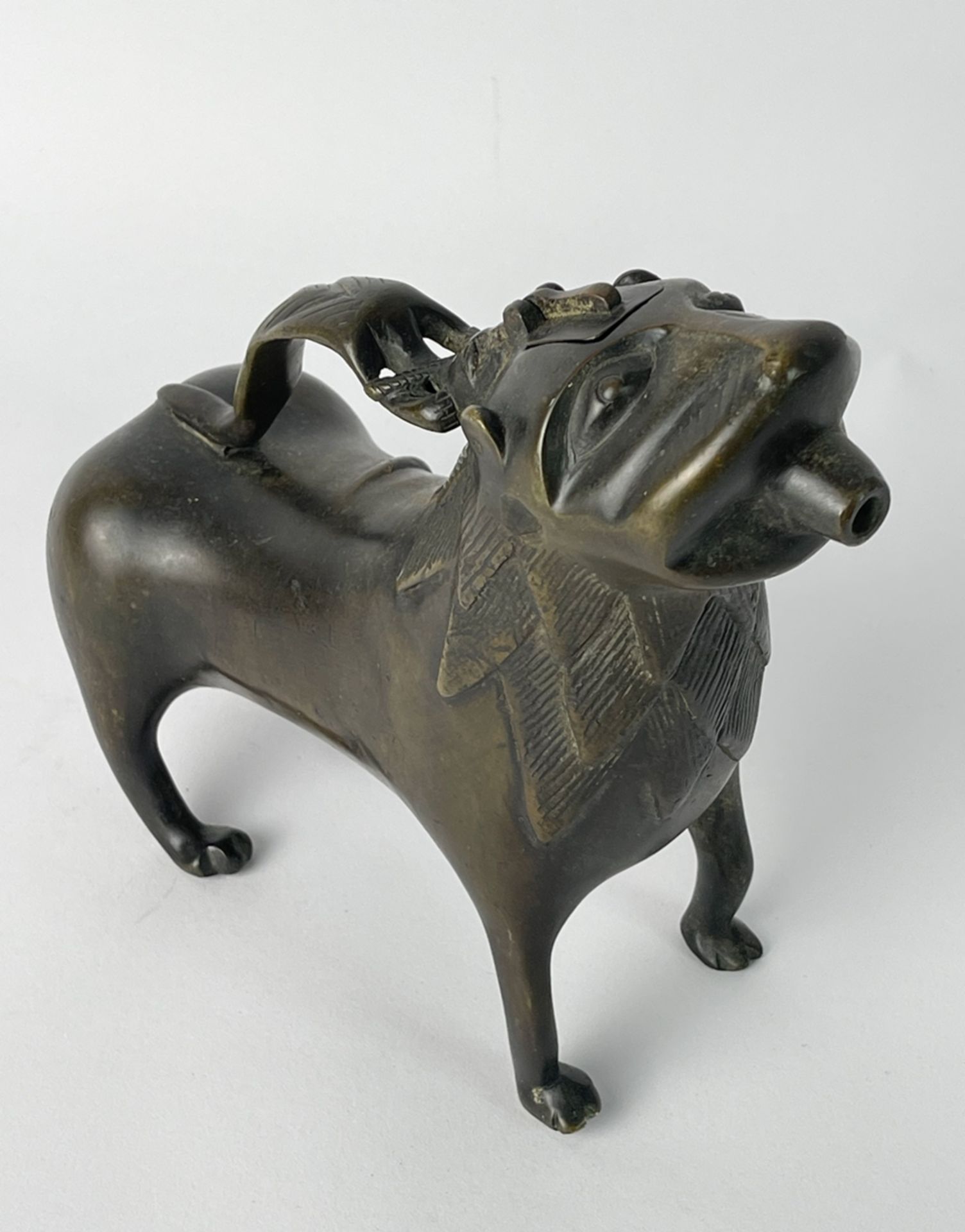 Aquamanile aus Bronze in Form eines Löwen  - Bild 5 aus 13