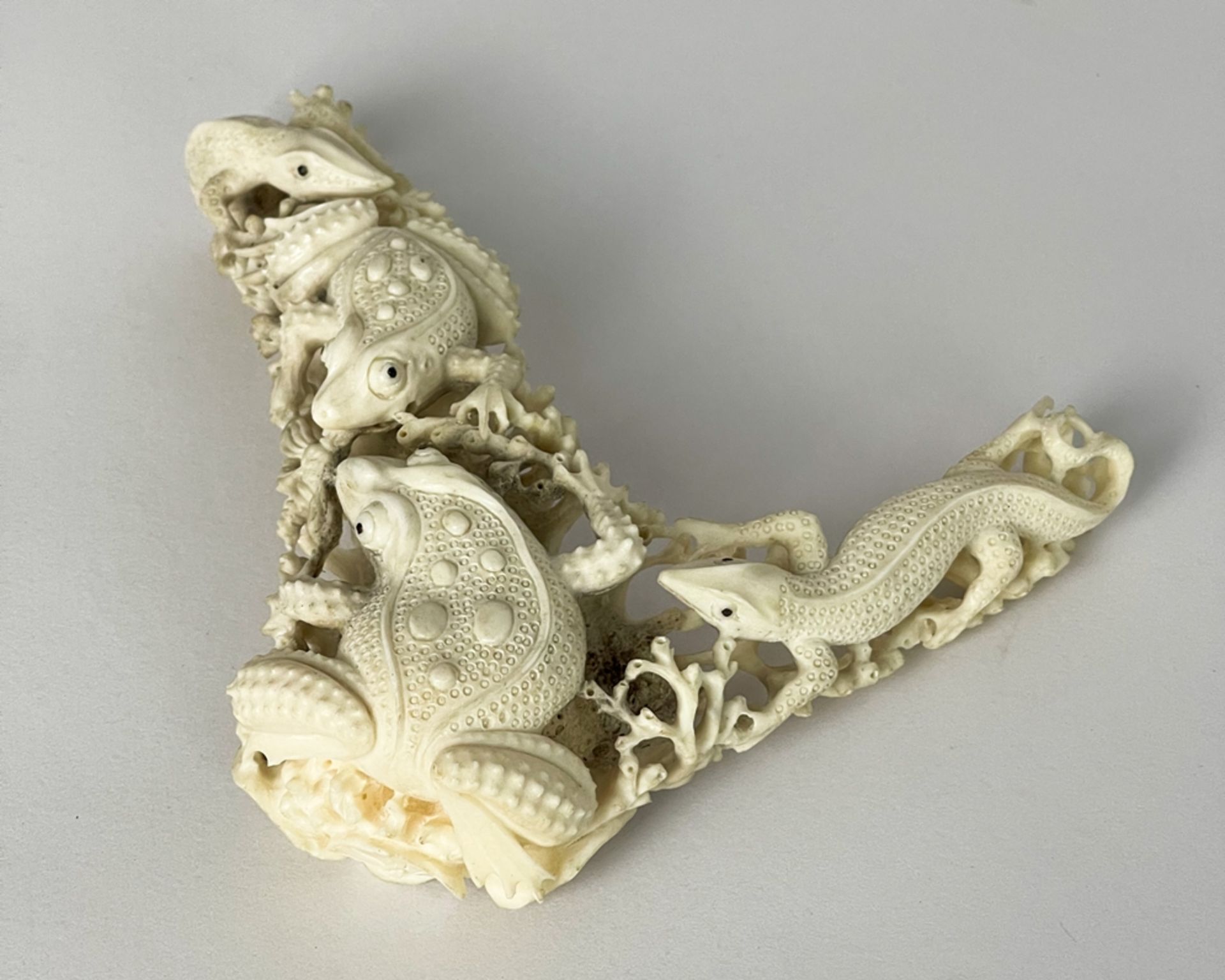 Geschnitzte Skulptur aus Bein mit Kröten / Frösche und Salamander - Image 2 of 8