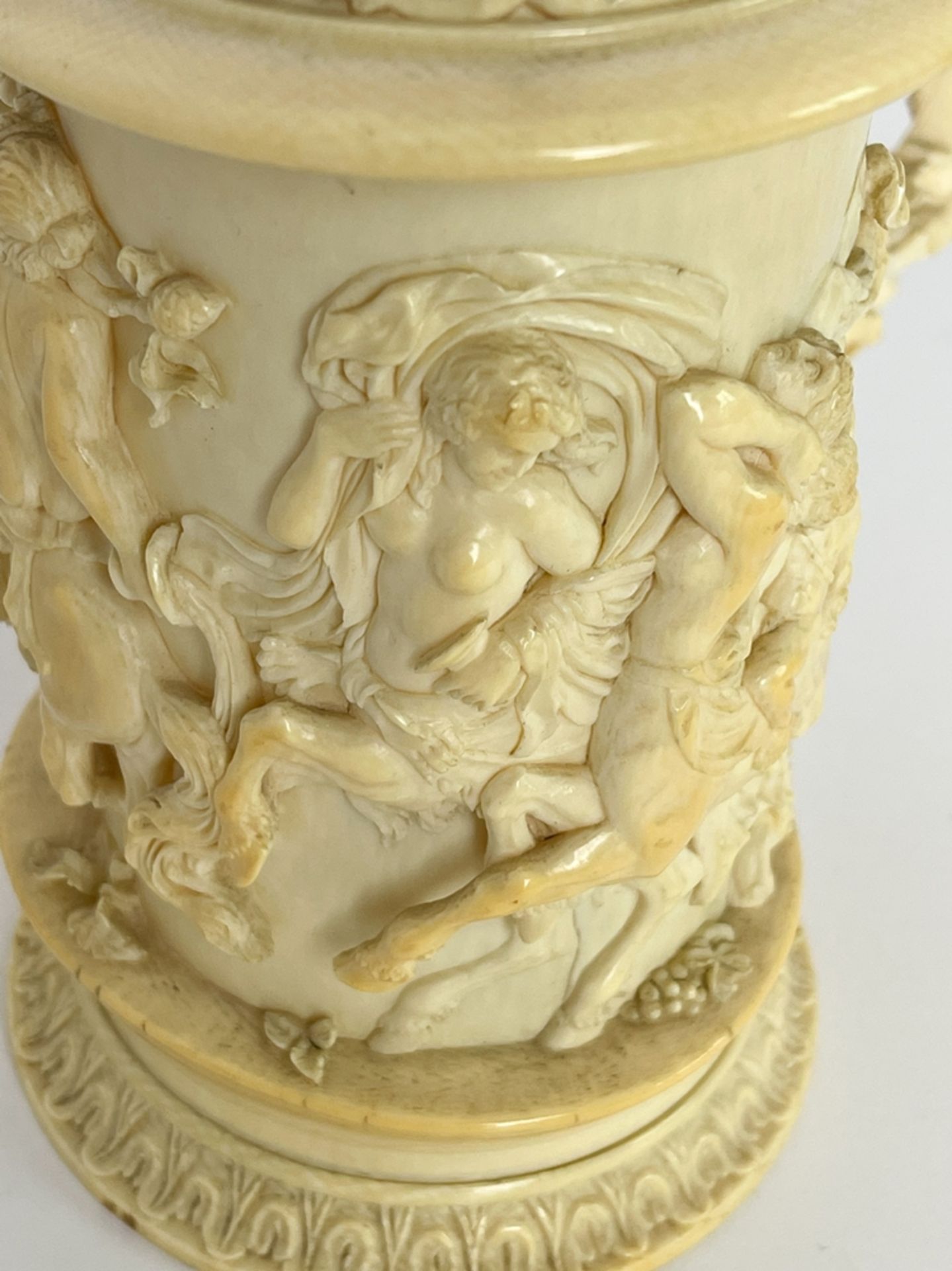 Feinst geschnitzter barocker Elfenbein Deckelkrug  - Bild 10 aus 18