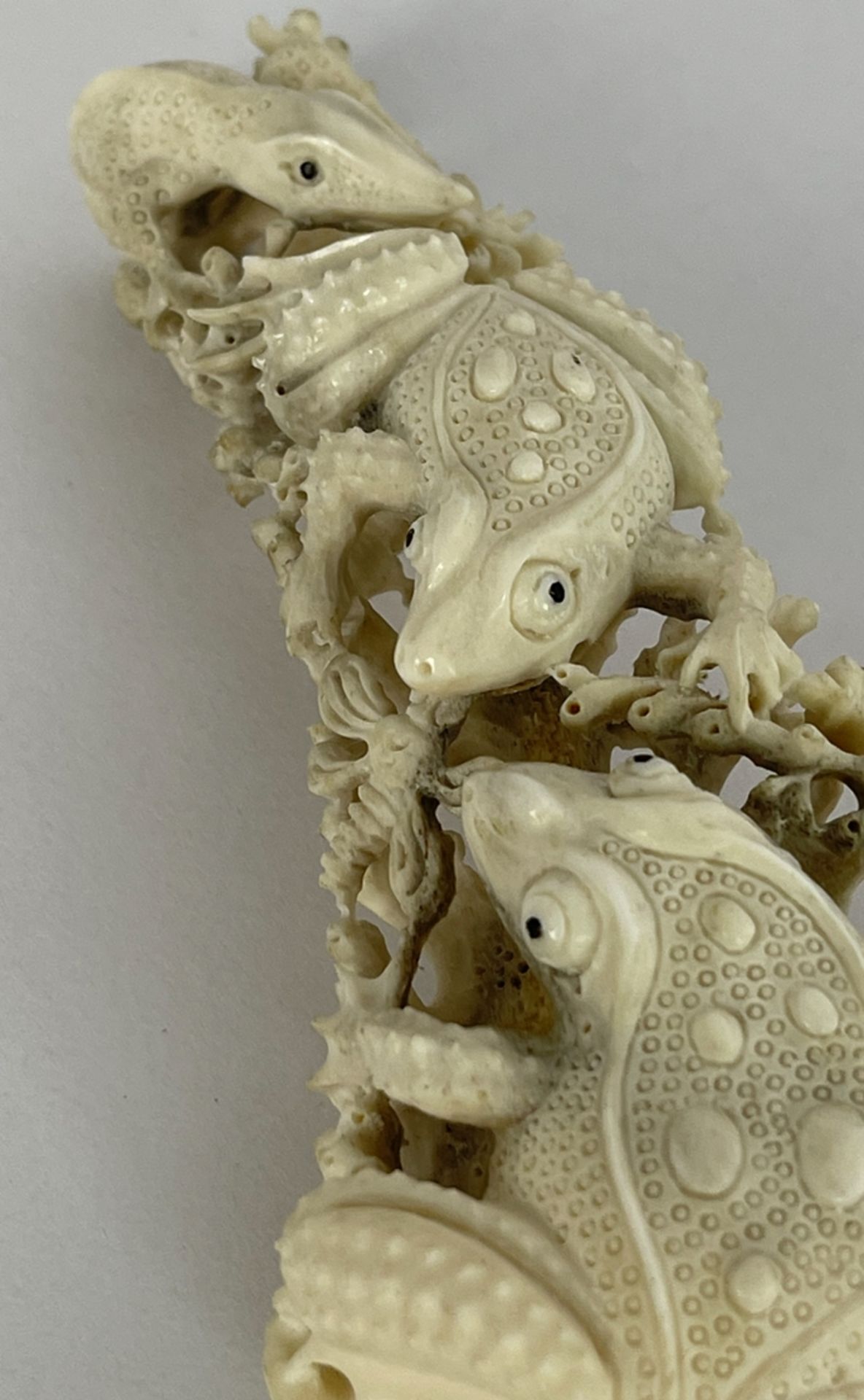 Geschnitzte Skulptur aus Bein mit Kröten / Frösche und Salamander - Image 4 of 8