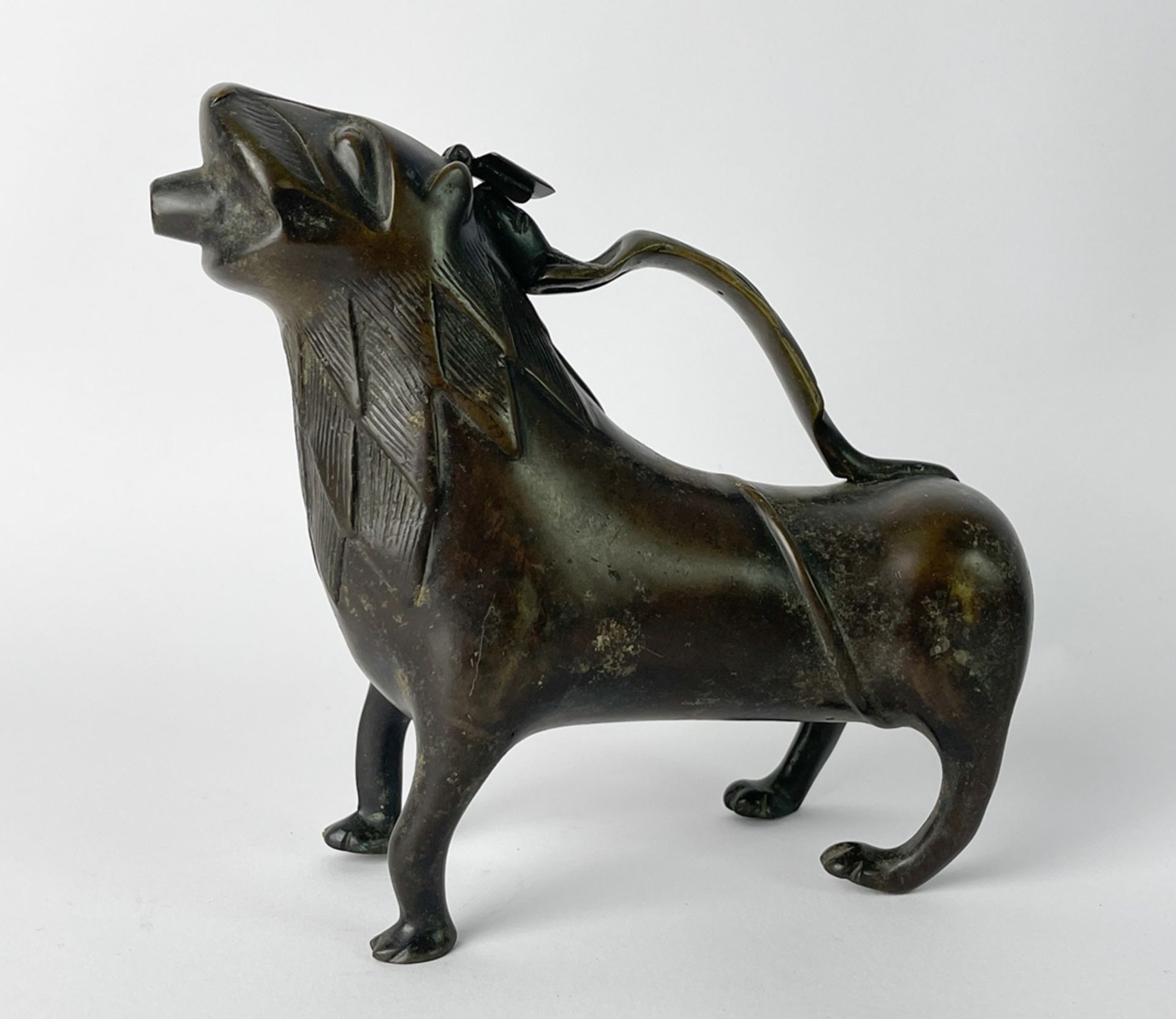 Aquamanile aus Bronze in Form eines Löwen 