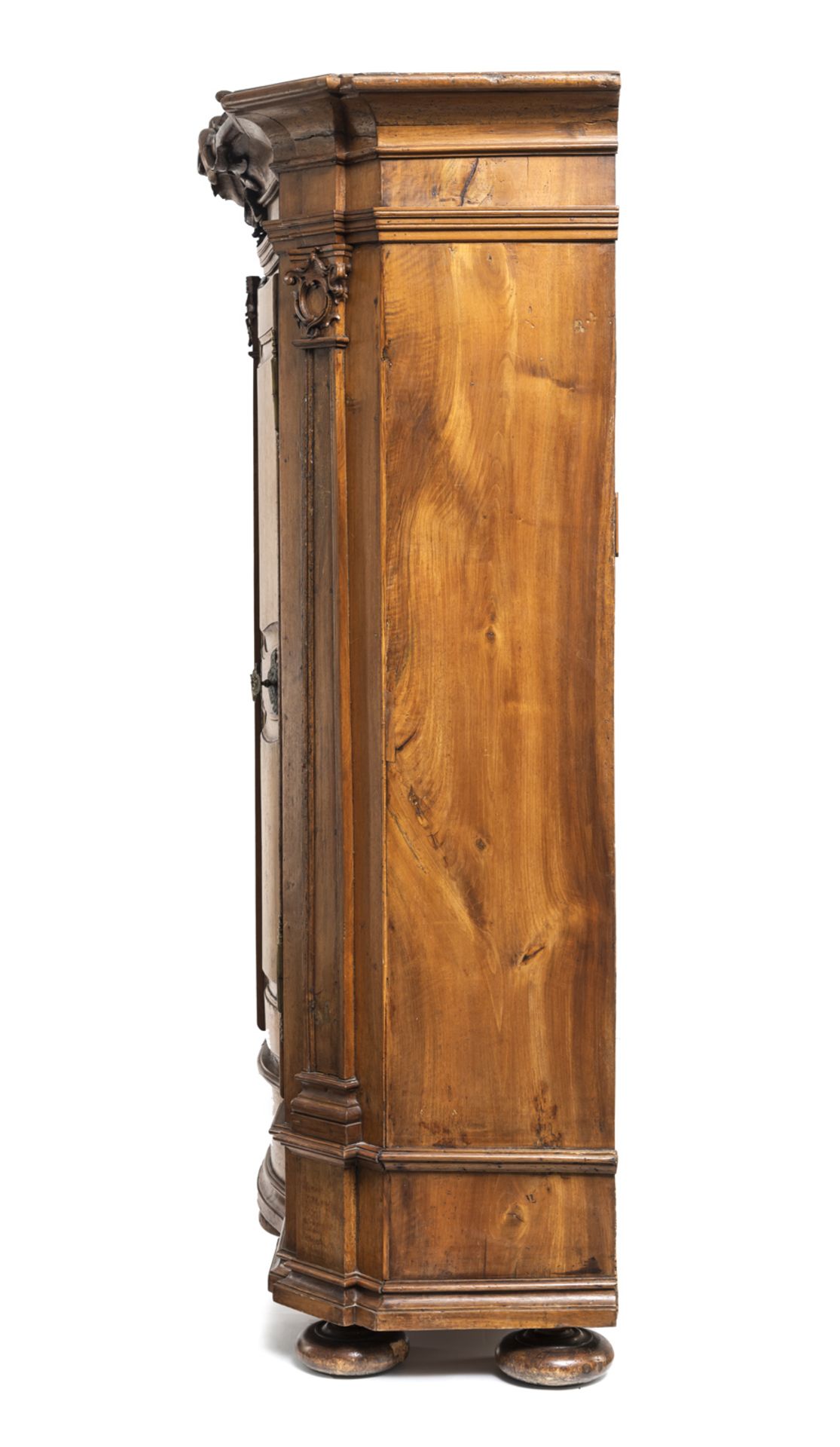 A LARGE BAROQUE BRASS MOUNTED CARVED WALNUT CUPBOARD - Image 7 of 9