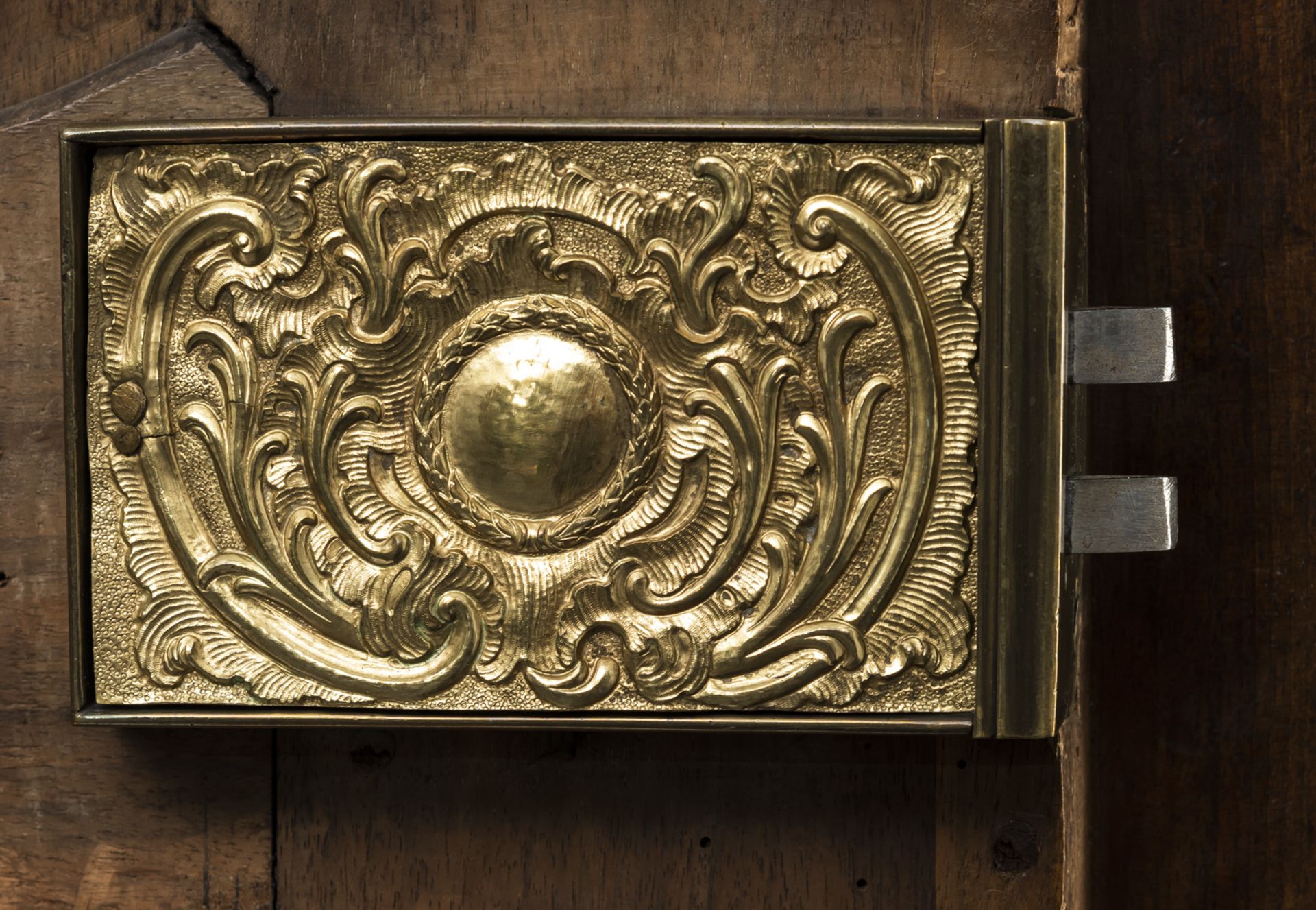 A LARGE BAROQUE BRASS MOUNTED CARVED WALNUT CUPBOARD - Image 4 of 9