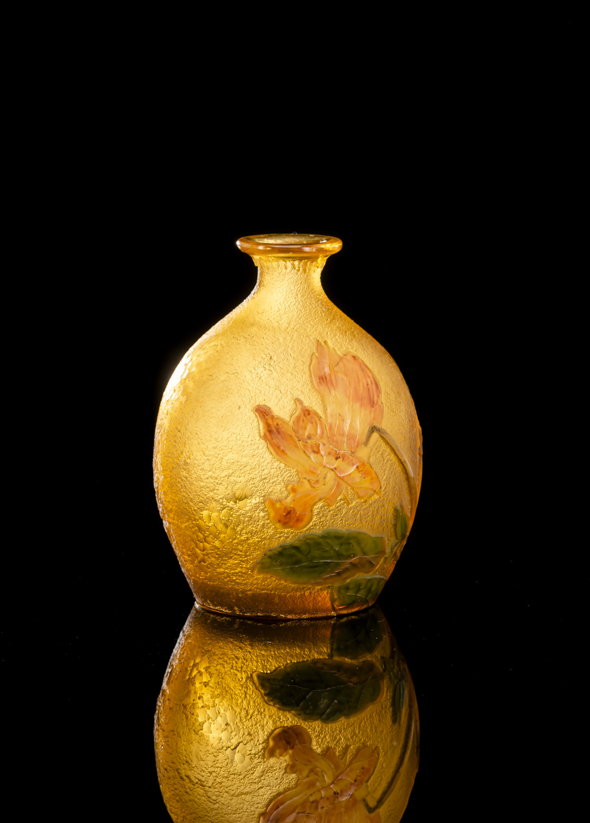 A BURGUN SCHWERER & CO FLOWER CAMEO GLASS VASE - Image 2 of 3