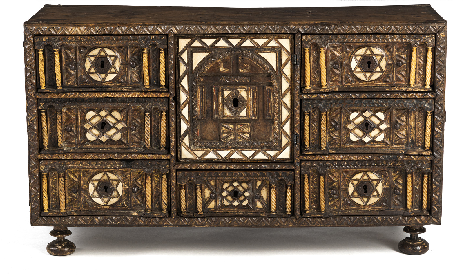 A FINE SPANISH IRON MOUNTED RENAISSANCE CABINET - SO-CALLED VARGUENO - Image 5 of 8