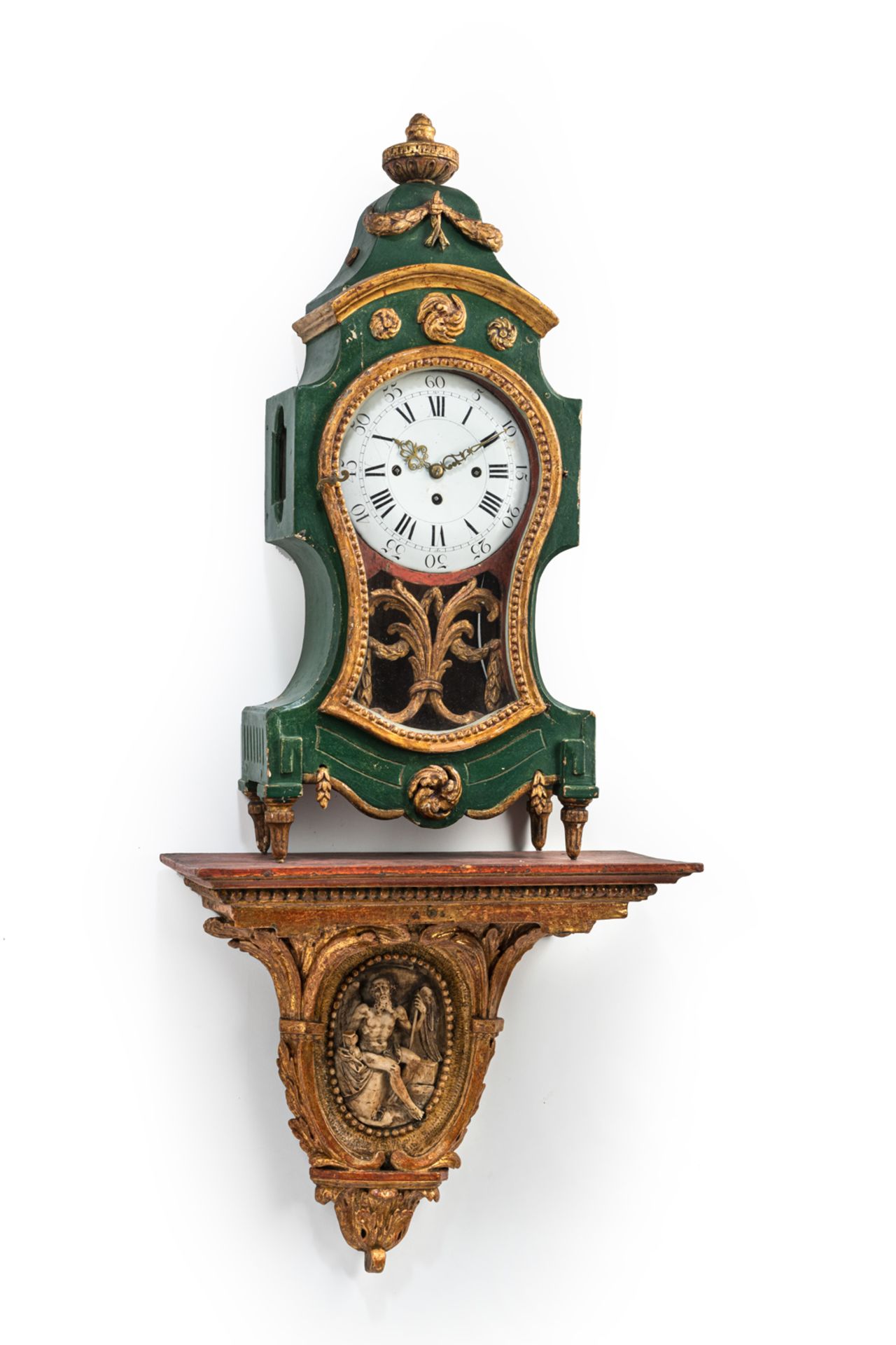 A SOUTH GERMAN CARVED AND PARCIAL GILT WOOD "STUTZUHR" PENDULE - Image 3 of 9