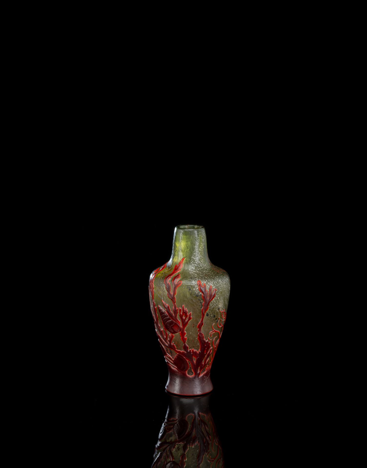 A RARE GALLÉ MOTTLED AND ENGRAVED UNDERWATER CAMEO GLASS VASE WITH RED SEAWEED