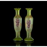 Paar Vasen mit Weinreben-Dekor