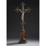Kruzifix im gotischen Stil mit Corpus Christi