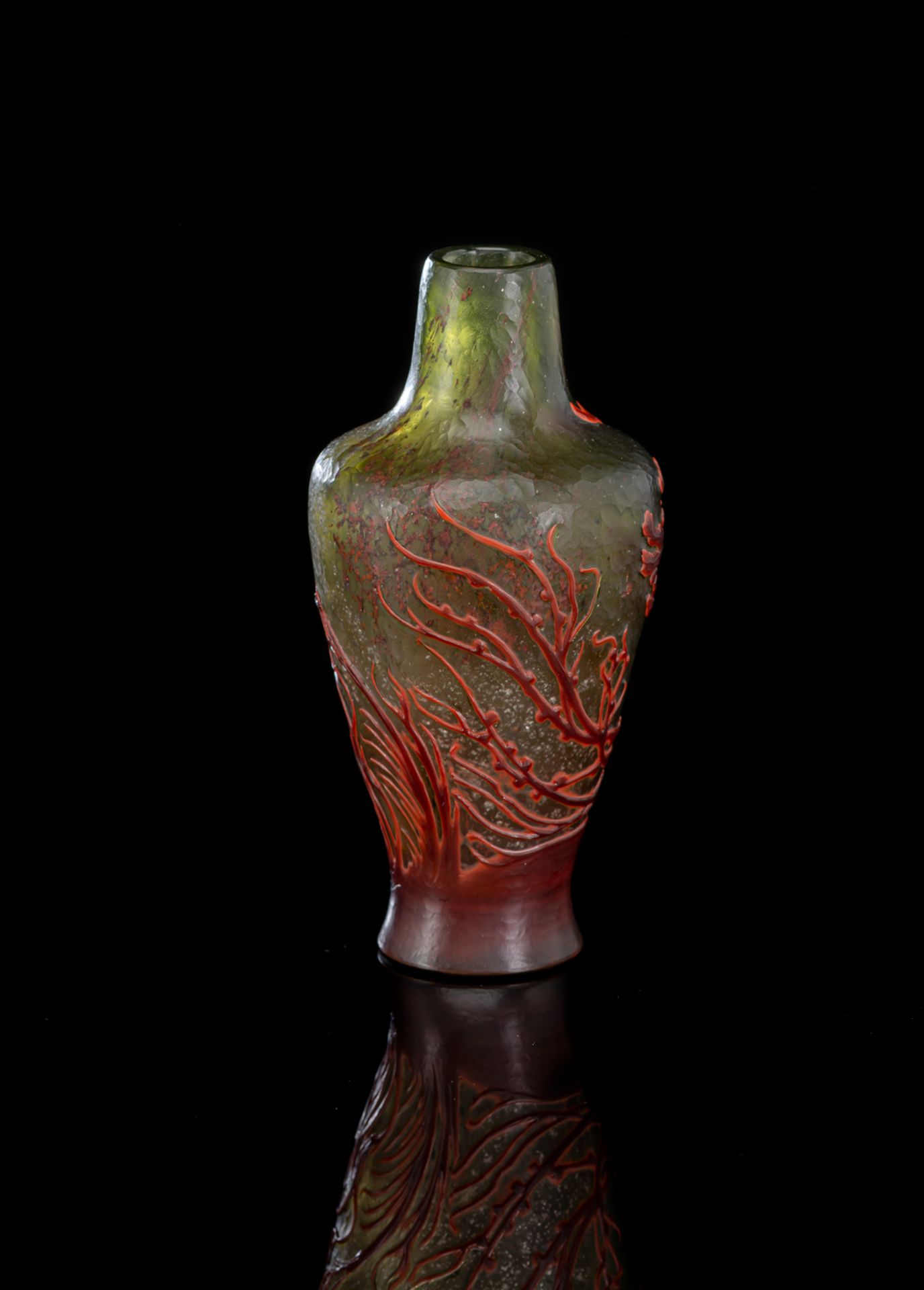 A RARE GALLÉ MOTTLED AND ENGRAVED UNDERWATER CAMEO GLASS VASE WITH RED SEAWEED - Image 2 of 3