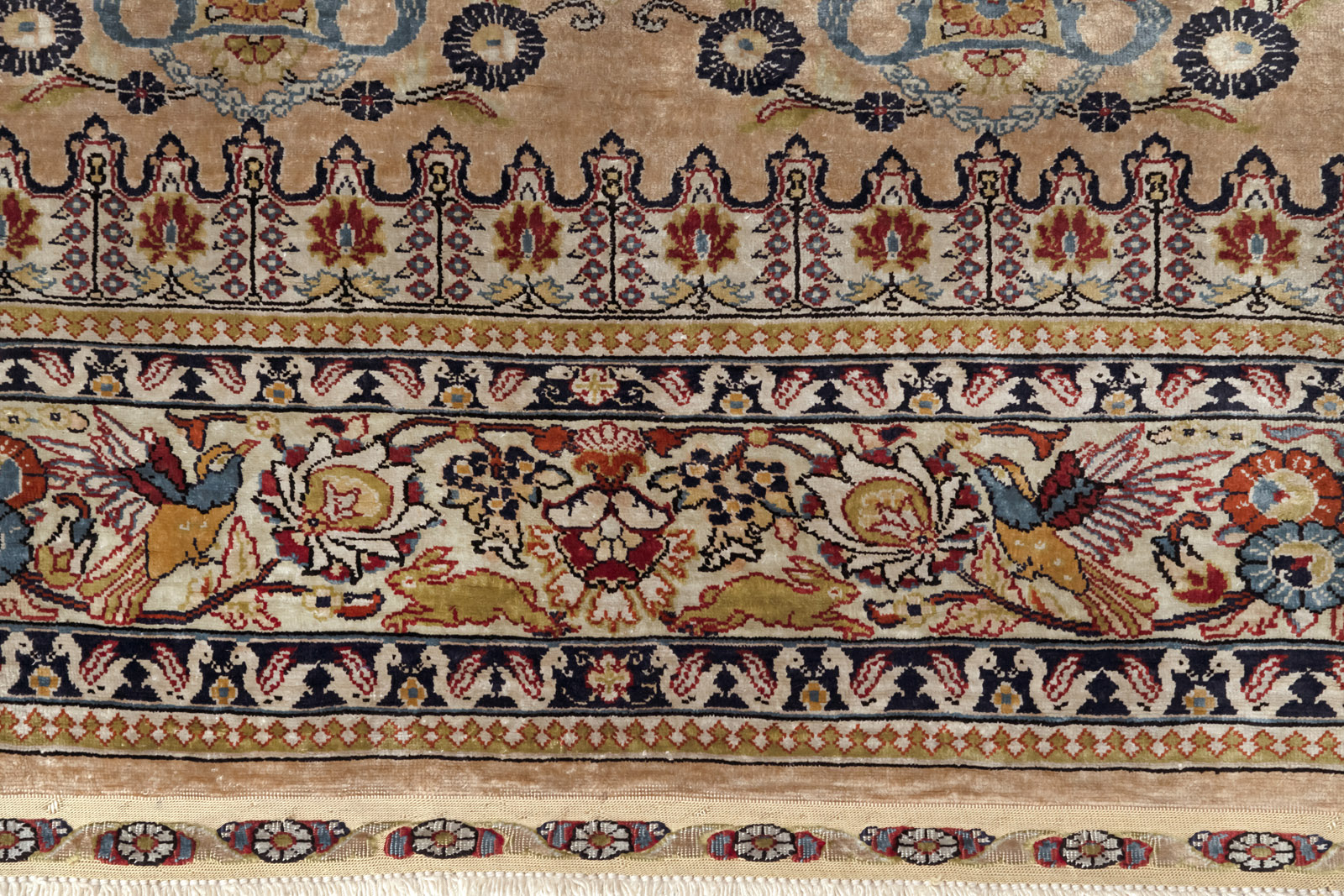 A FINE SMALL SILK RUG - Image 5 of 11