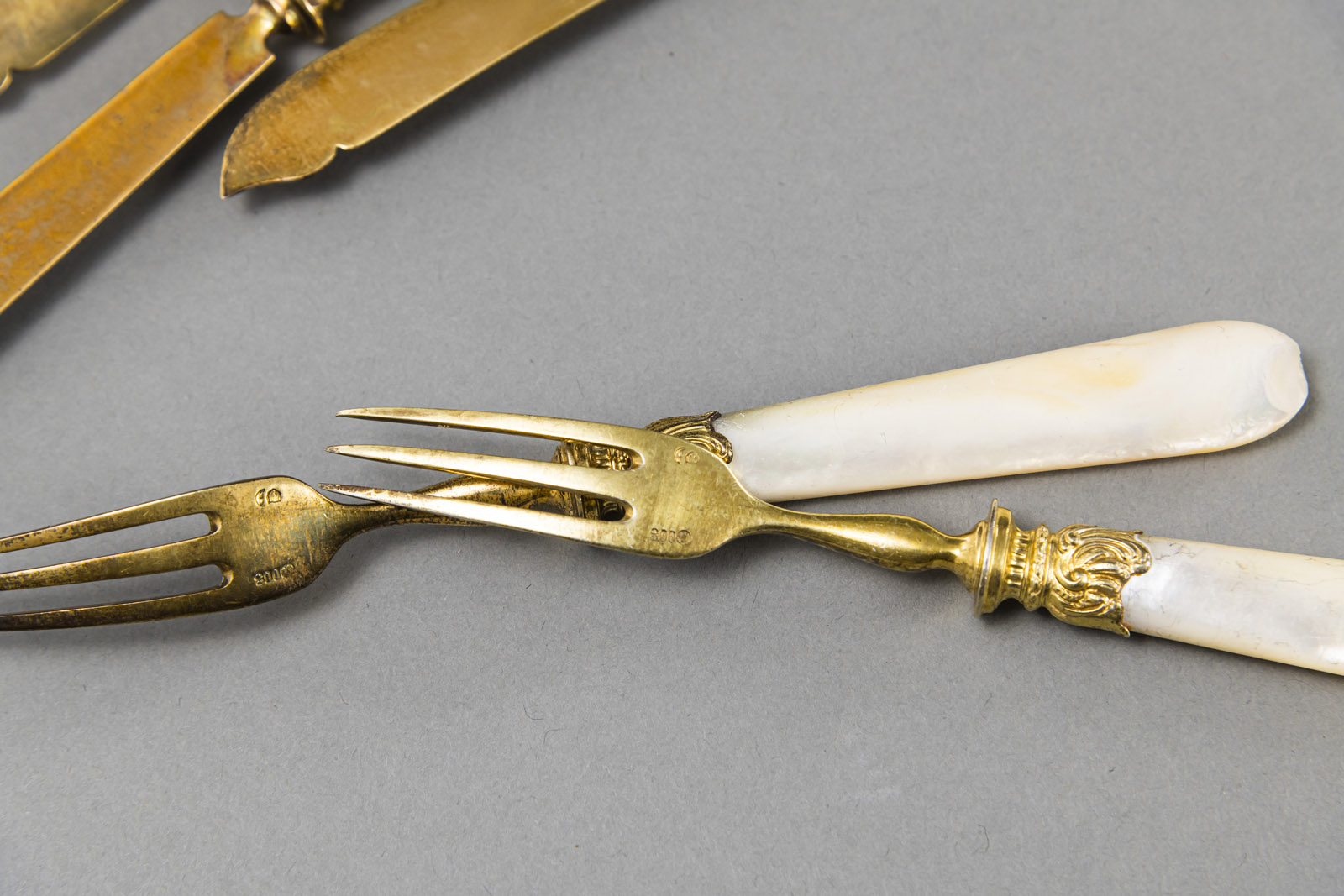 A GERMAN SILVERGILT AND MOTHER-OF-PEARL FRUIT CUTLERY FOR 10 - Image 5 of 5