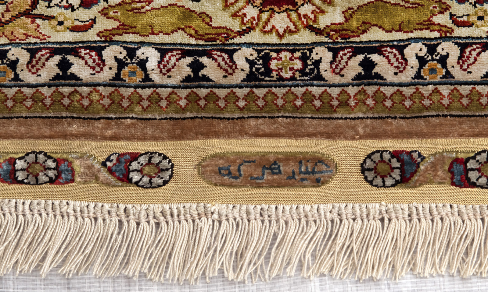 A FINE SMALL SILK RUG - Image 3 of 11