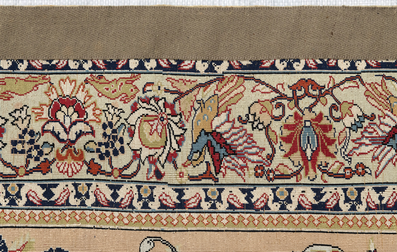 A FINE SMALL SILK RUG - Image 10 of 11
