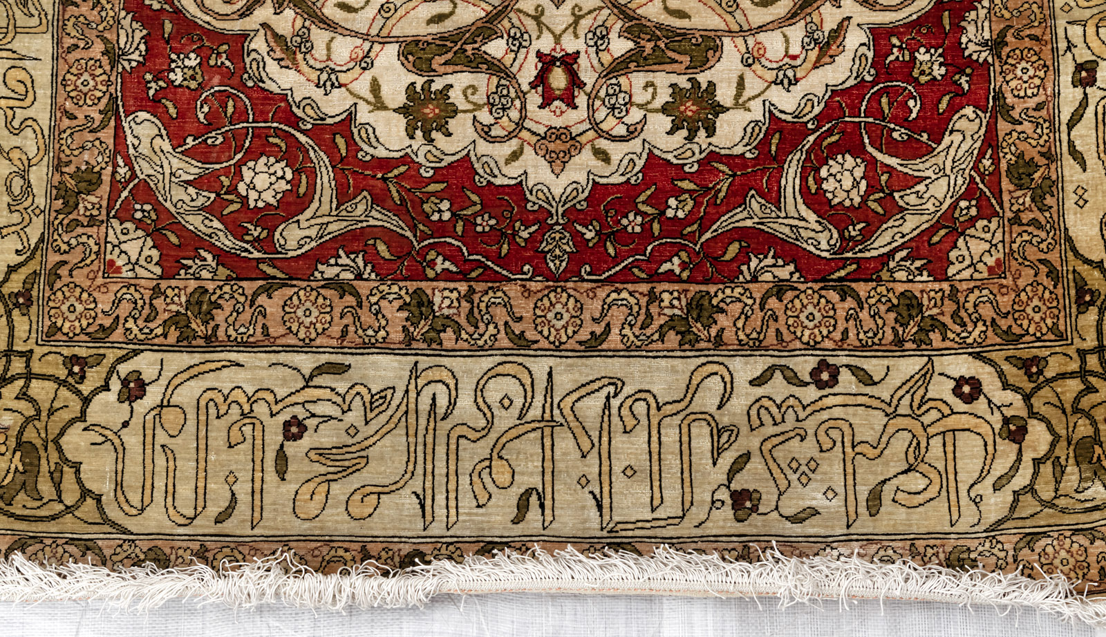 A SMALL SIZE SILK PRAYER RUG - Image 11 of 11