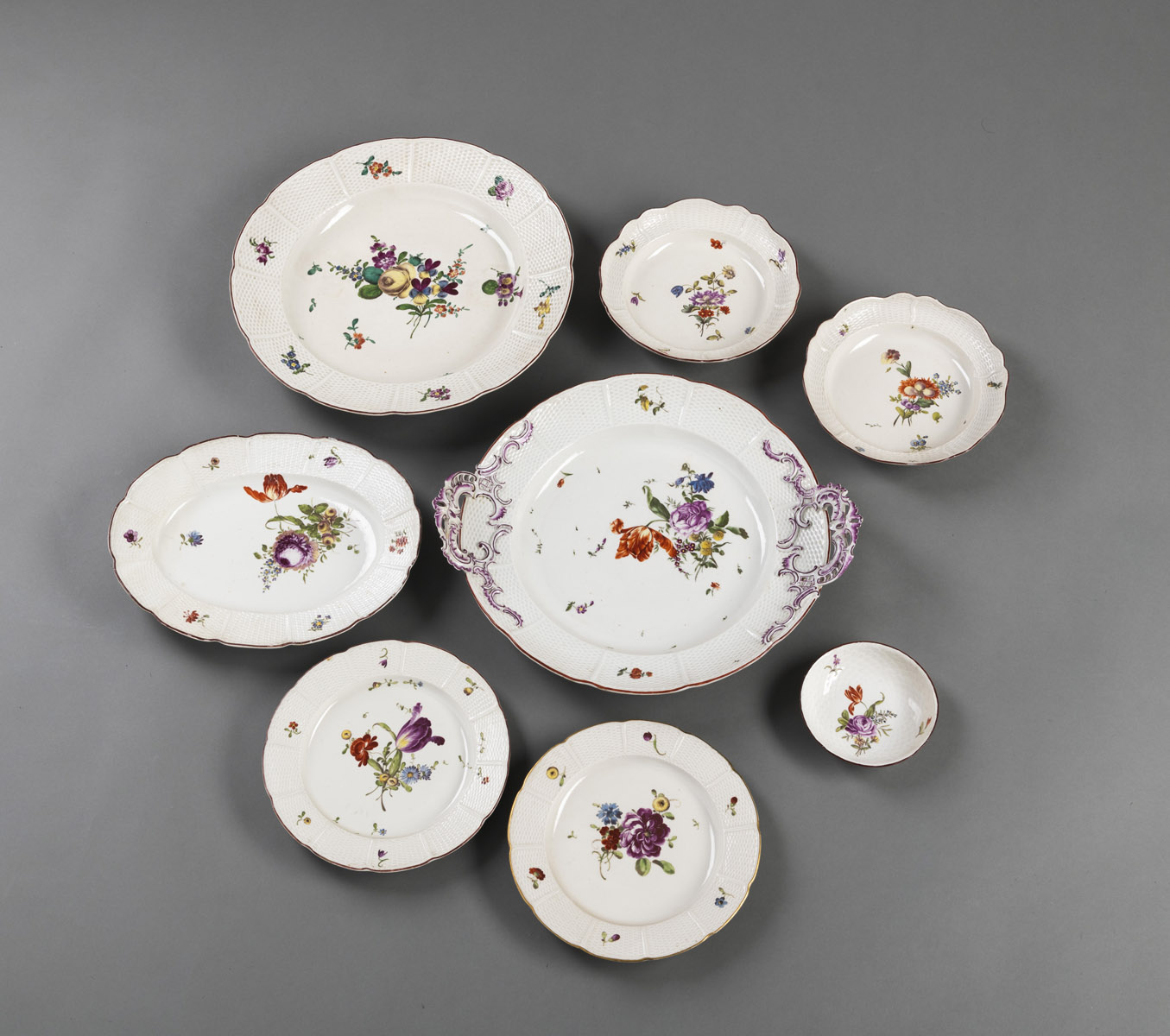 FOUR PLATES, THREE DISHES AND A SAUCER - Image 2 of 3