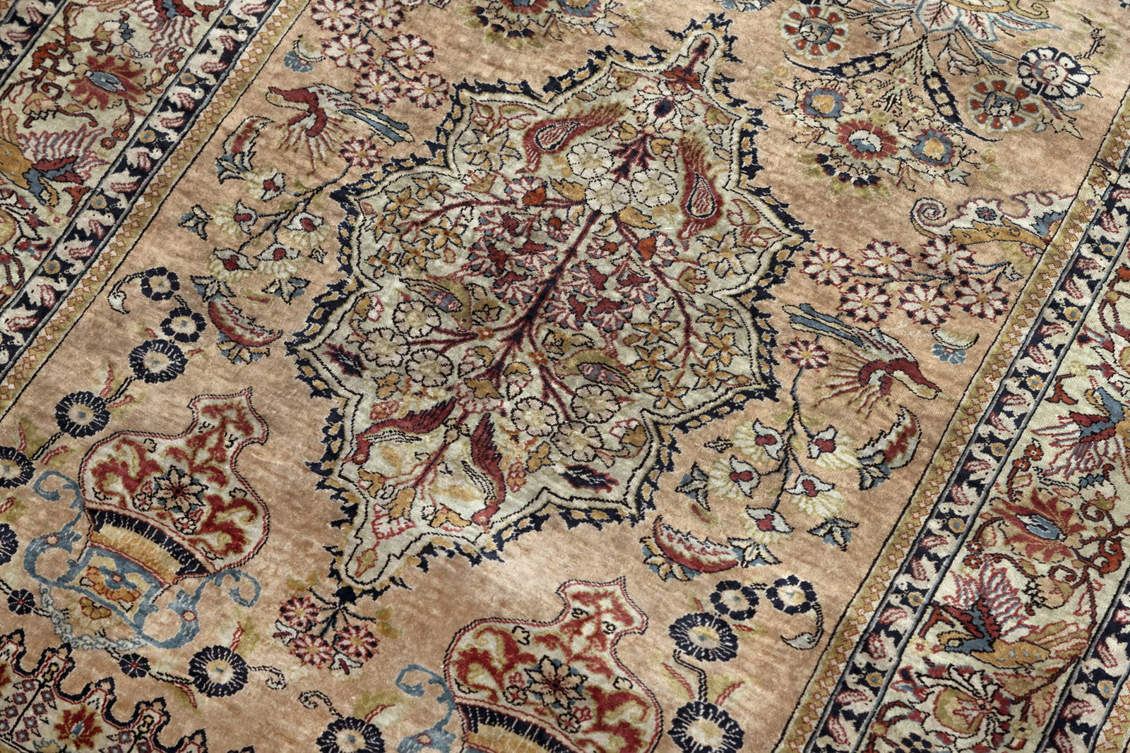 A FINE SMALL SILK RUG - Image 6 of 11
