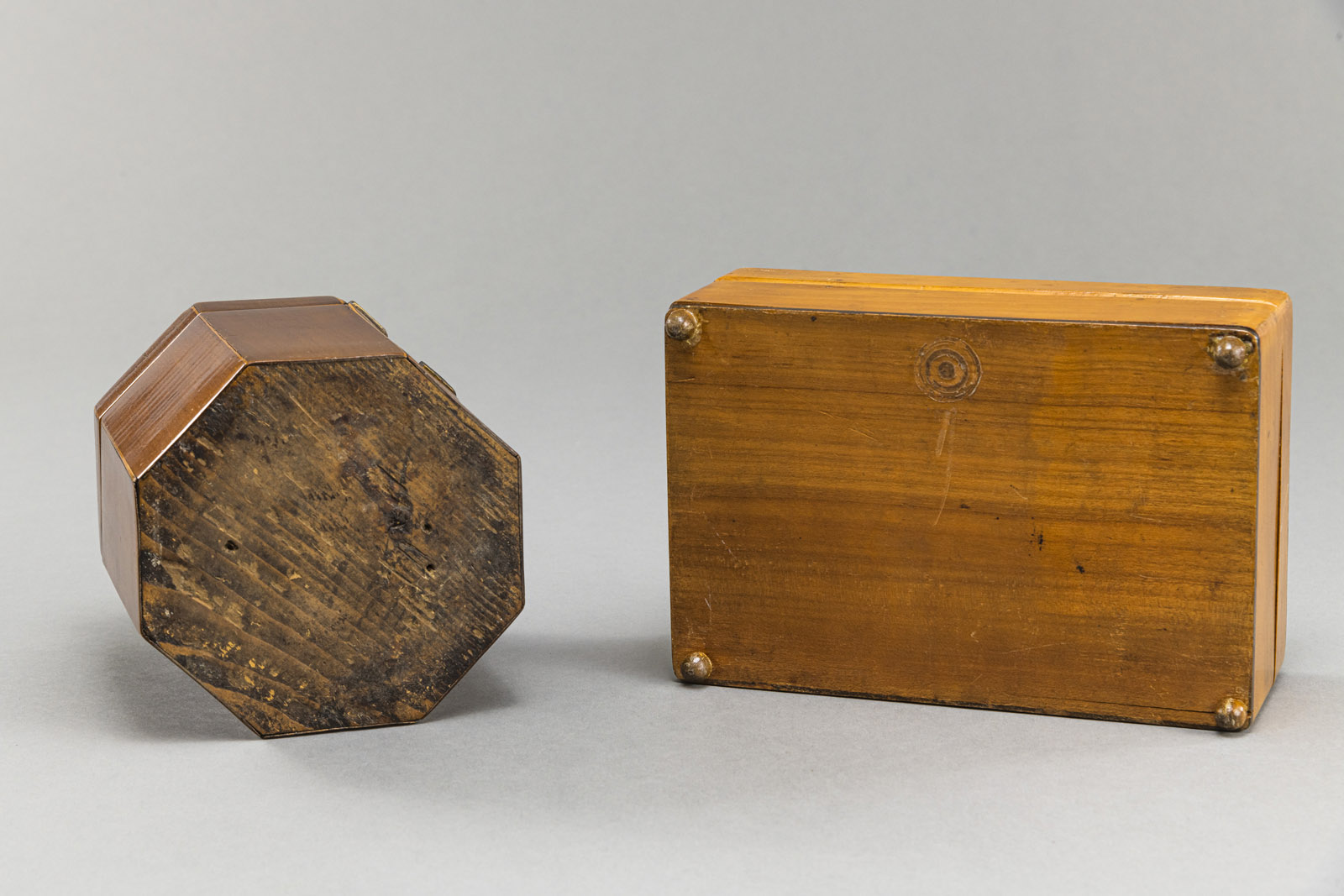 A TEACADDY AND A WOOD CASKET - Image 5 of 5