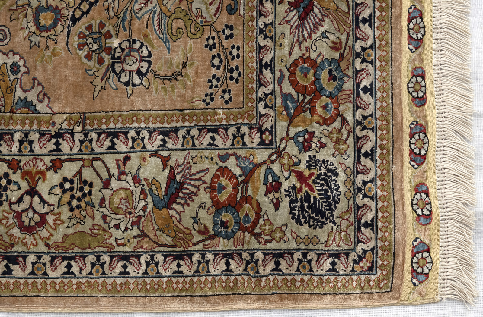 A FINE SMALL SILK RUG - Image 4 of 11