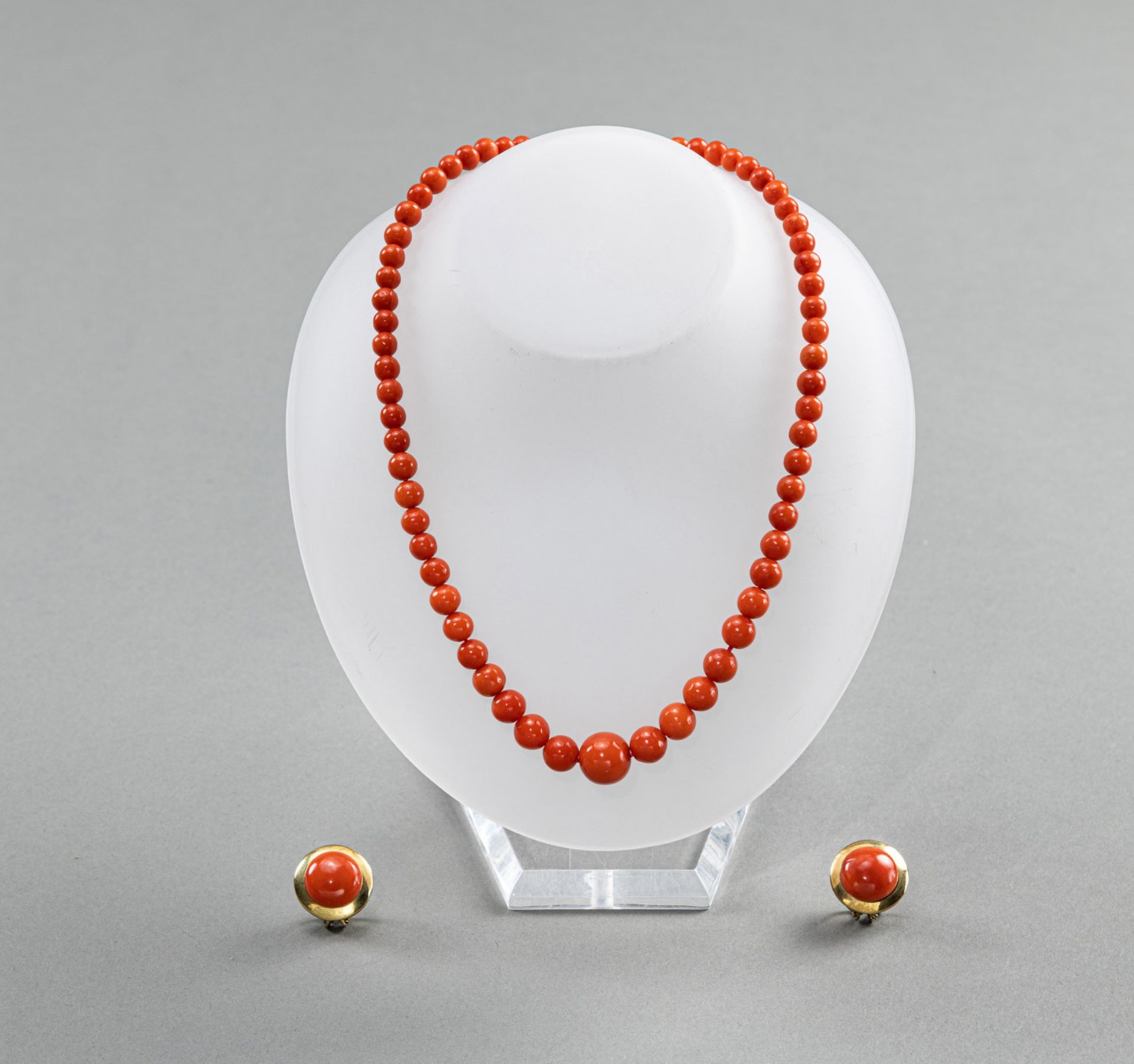 CORAL NECKLACE AND A PAIR OF EAR CLIPS