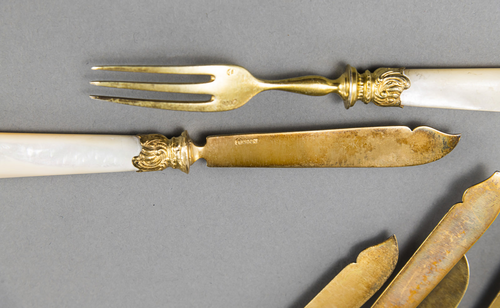 A GERMAN SILVERGILT AND MOTHER-OF-PEARL FRUIT CUTLERY FOR 10 - Image 4 of 5