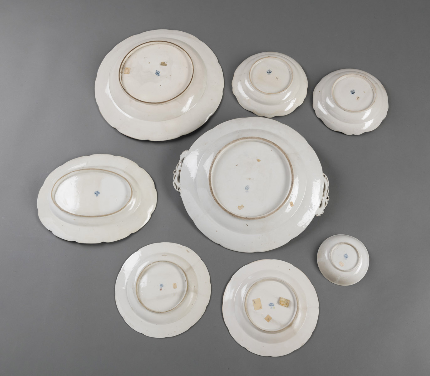FOUR PLATES, THREE DISHES AND A SAUCER - Image 3 of 3