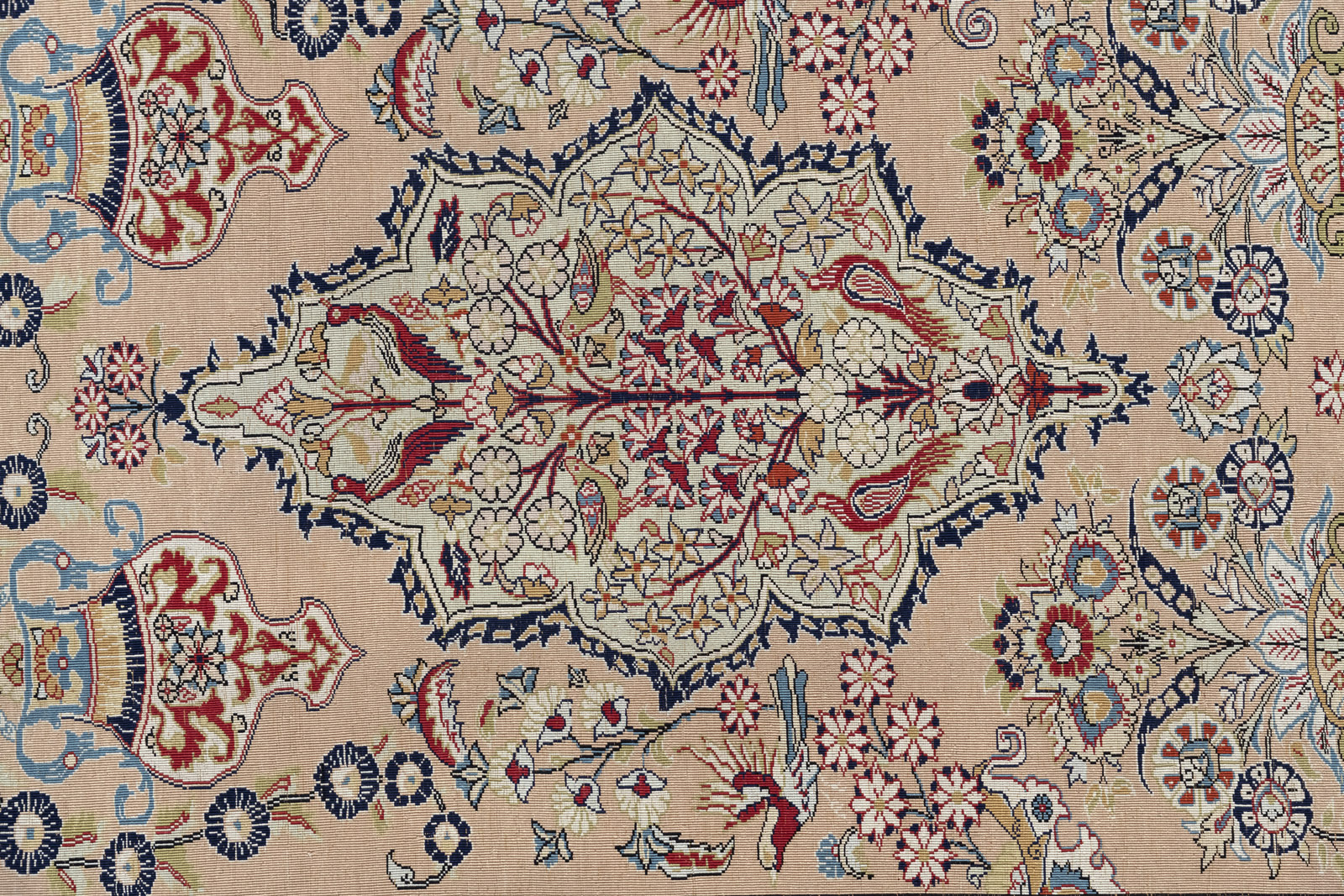 A FINE SMALL SILK RUG - Image 7 of 11