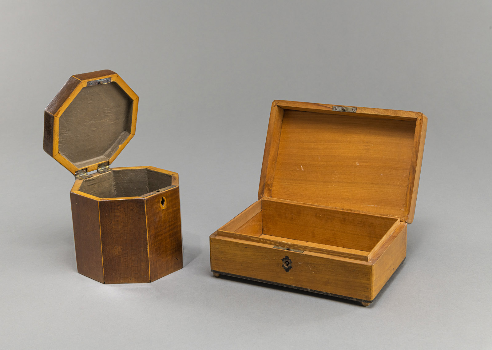 A TEACADDY AND A WOOD CASKET - Image 3 of 5