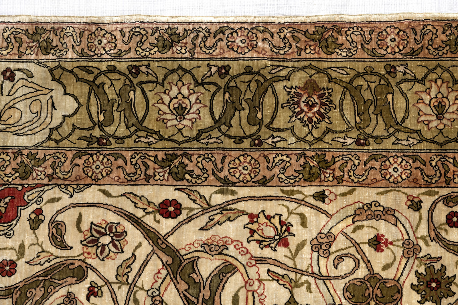 A SMALL SIZE SILK PRAYER RUG - Image 2 of 11