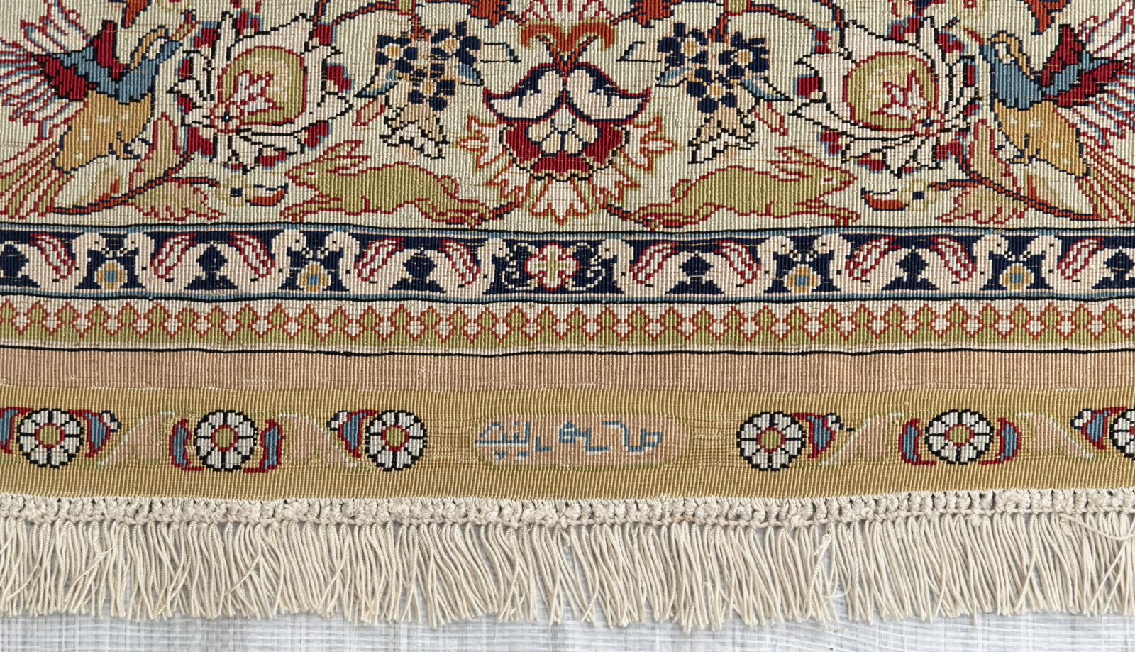 A FINE SMALL SILK RUG - Image 9 of 11