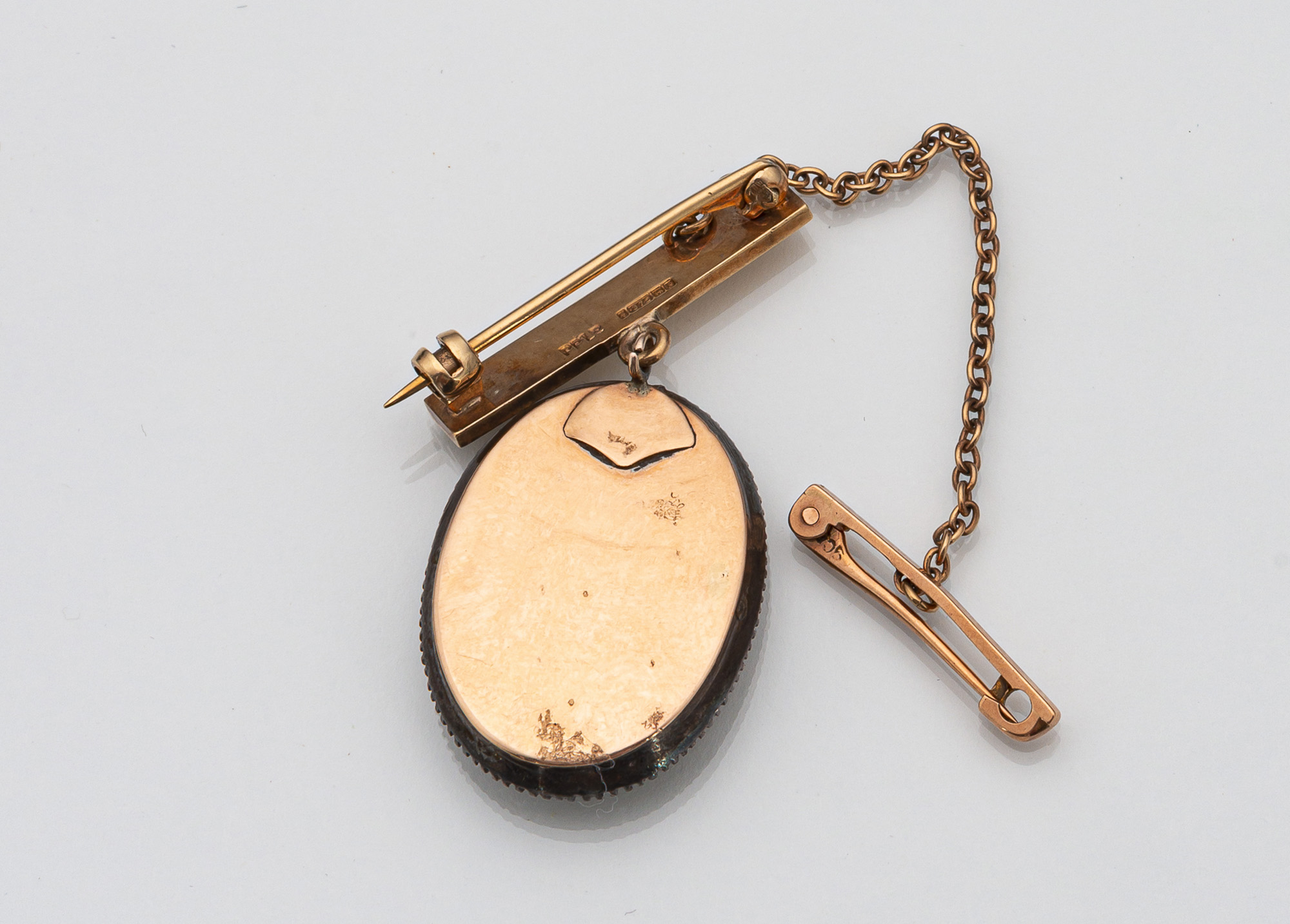 A SILVER AND GOLD PENDANT WITH A MINIATURE OF A YOUNG MAN WITH BLUE FROCK COAT - Image 3 of 4