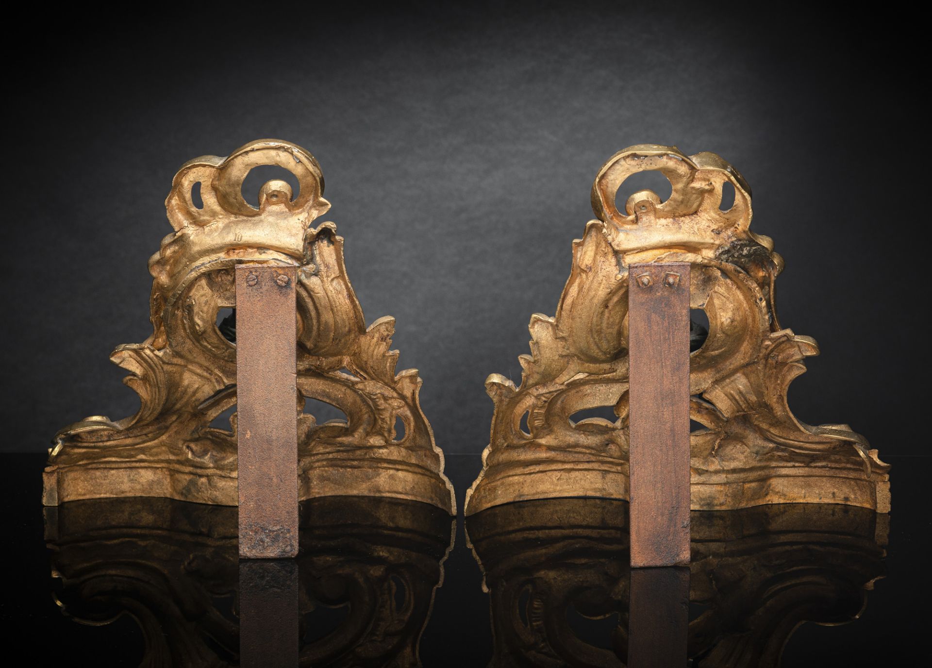 Paar Kaminböcke im Louis-XV-Stil mit Putten - Bild 2 aus 2