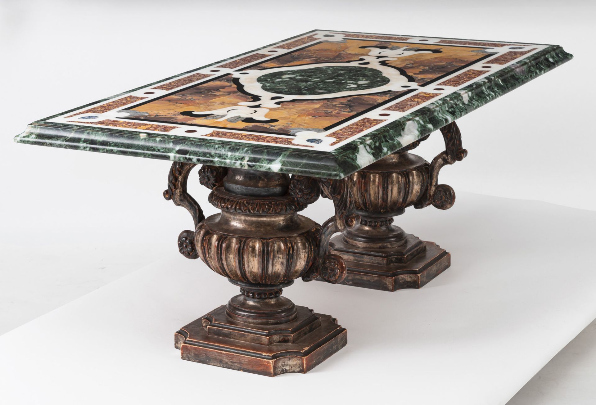 Pietra-Dura-Tischplatte mit zwei Vasen-Füßen - Bild 5 aus 6