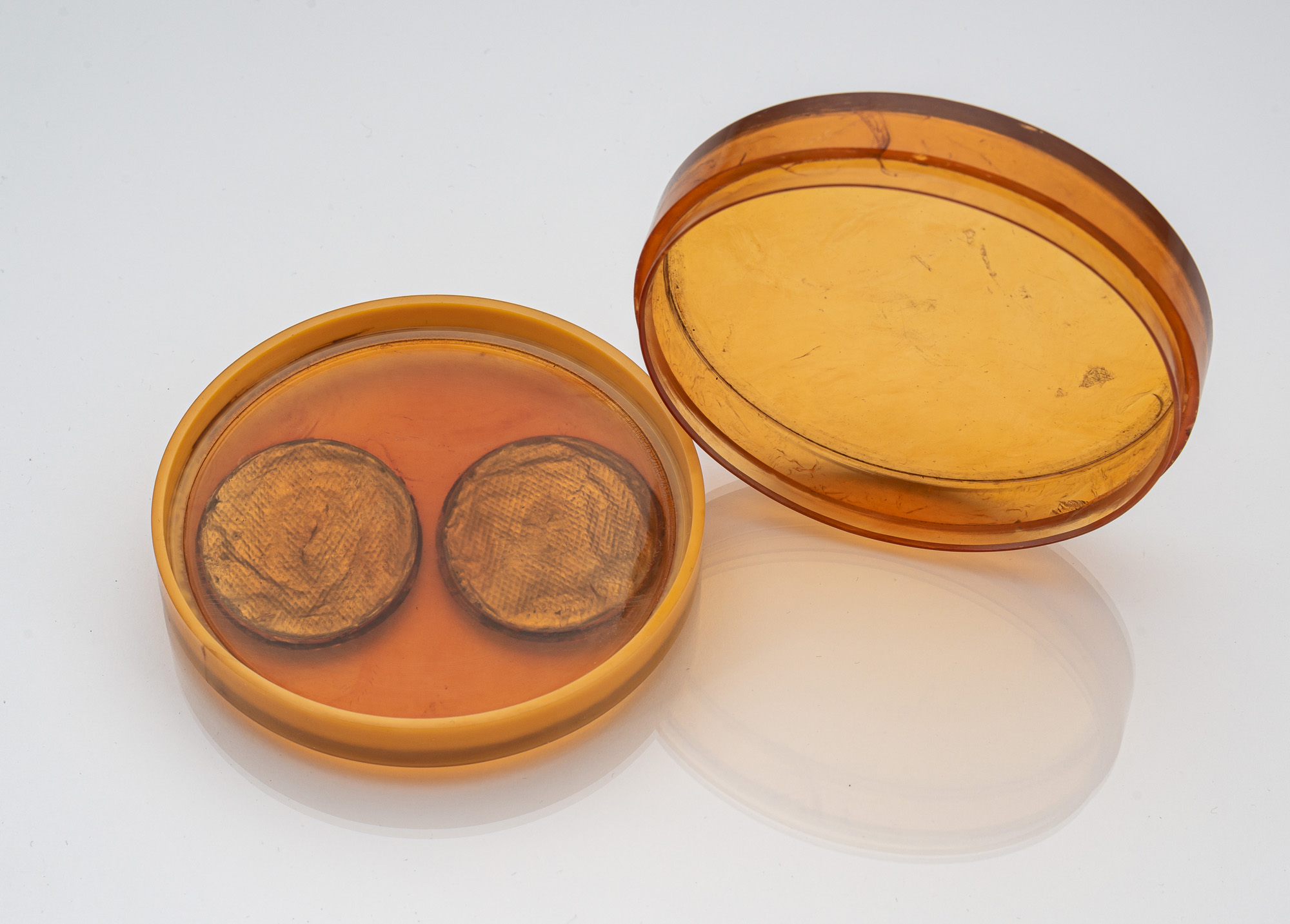 A RARE TORTOISE SHELL TABATIERE WITH A PAIR OF PORTRAIT MINIATURES OF A COUPLE - Image 2 of 3