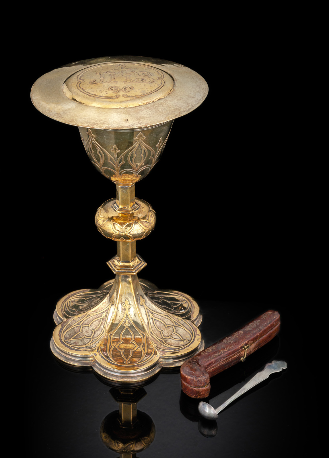 A FRENCH SILVERGILT CHALICE WITH PANTEN - Image 3 of 3