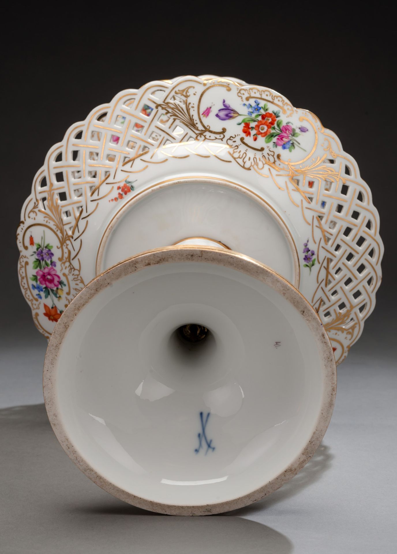 A MEISSEN FLORAL AND INSECT TOOLED CENTRE PIECE WITH A PRINCELY COAT OF ARMS - Image 4 of 5