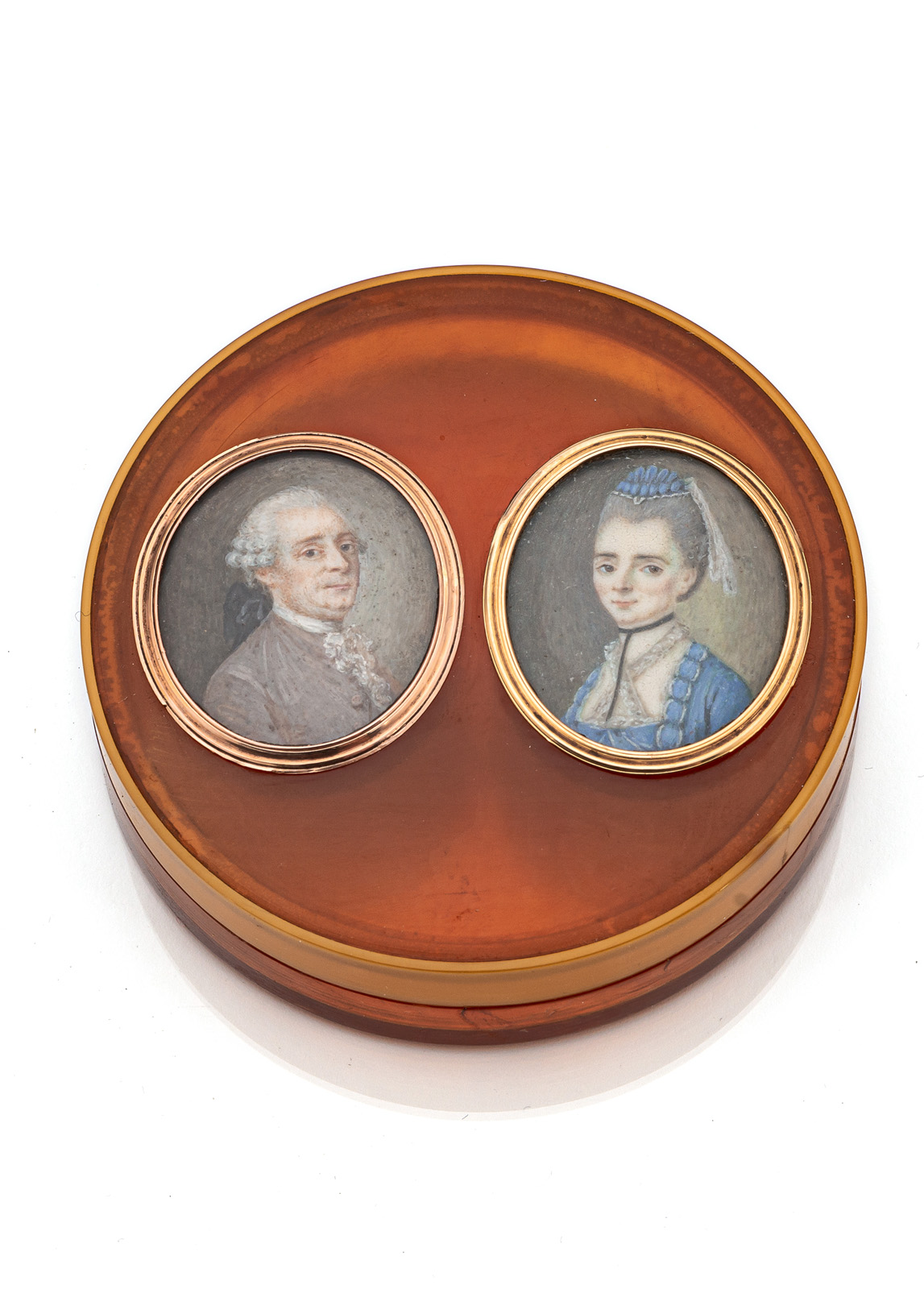 A RARE TORTOISE SHELL TABATIERE WITH A PAIR OF PORTRAIT MINIATURES OF A COUPLE