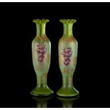 Paar Vasen mit Weinreben-Dekor