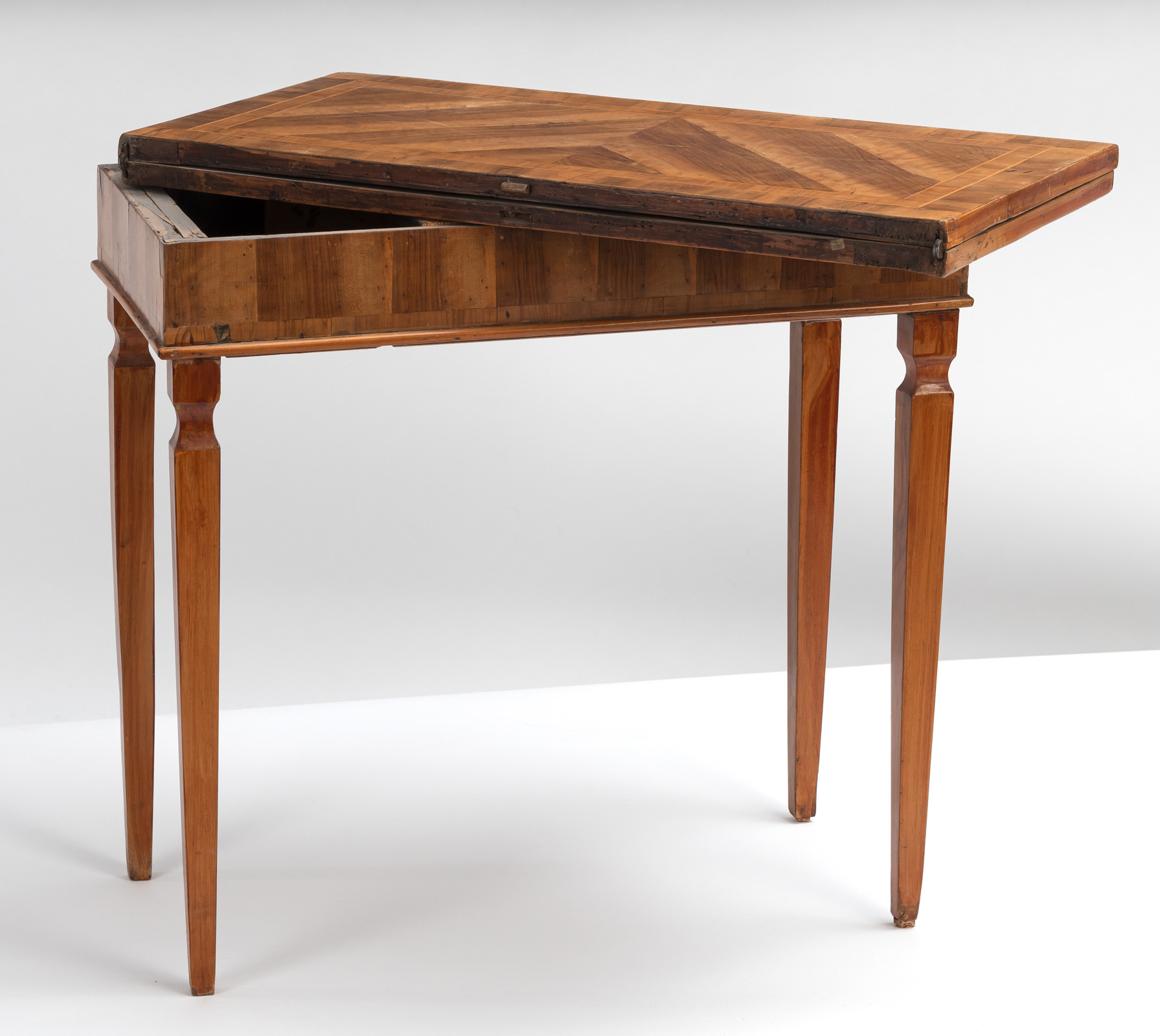 A SMALL WALNUT OCCASIONAL TABLE - Image 4 of 4