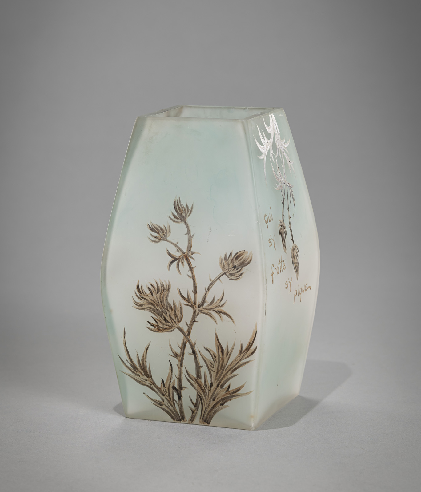 AN ENAMEL PAINTED THISTLE PATTERN GLASS VASE - Image 3 of 7