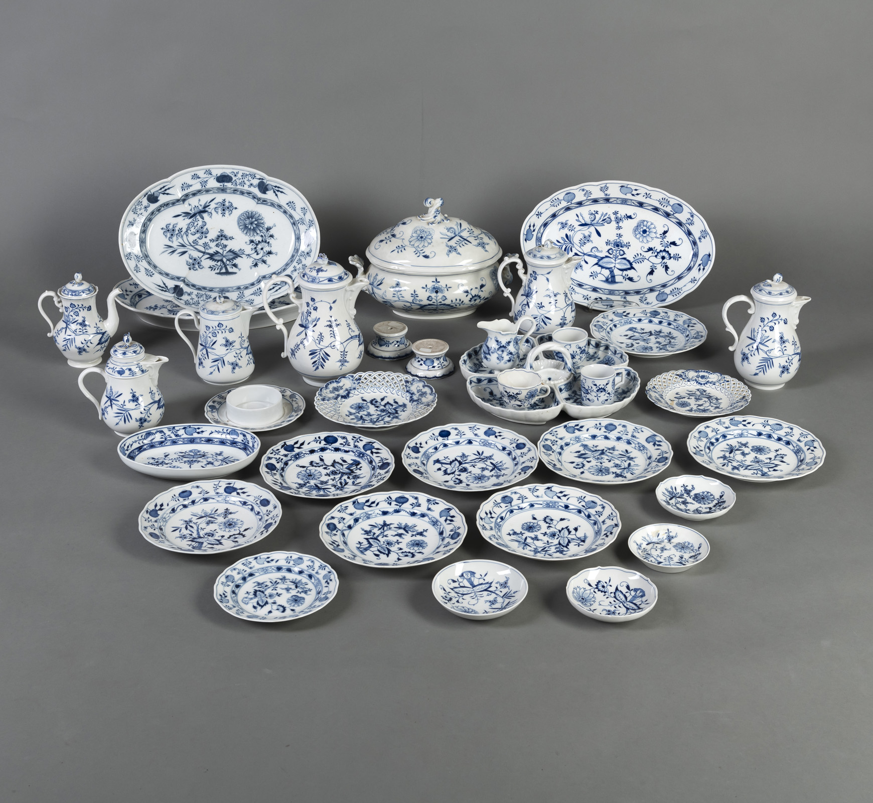 A MIXED LOT OF "ZWIEBELMUSTER" PORCELAIN