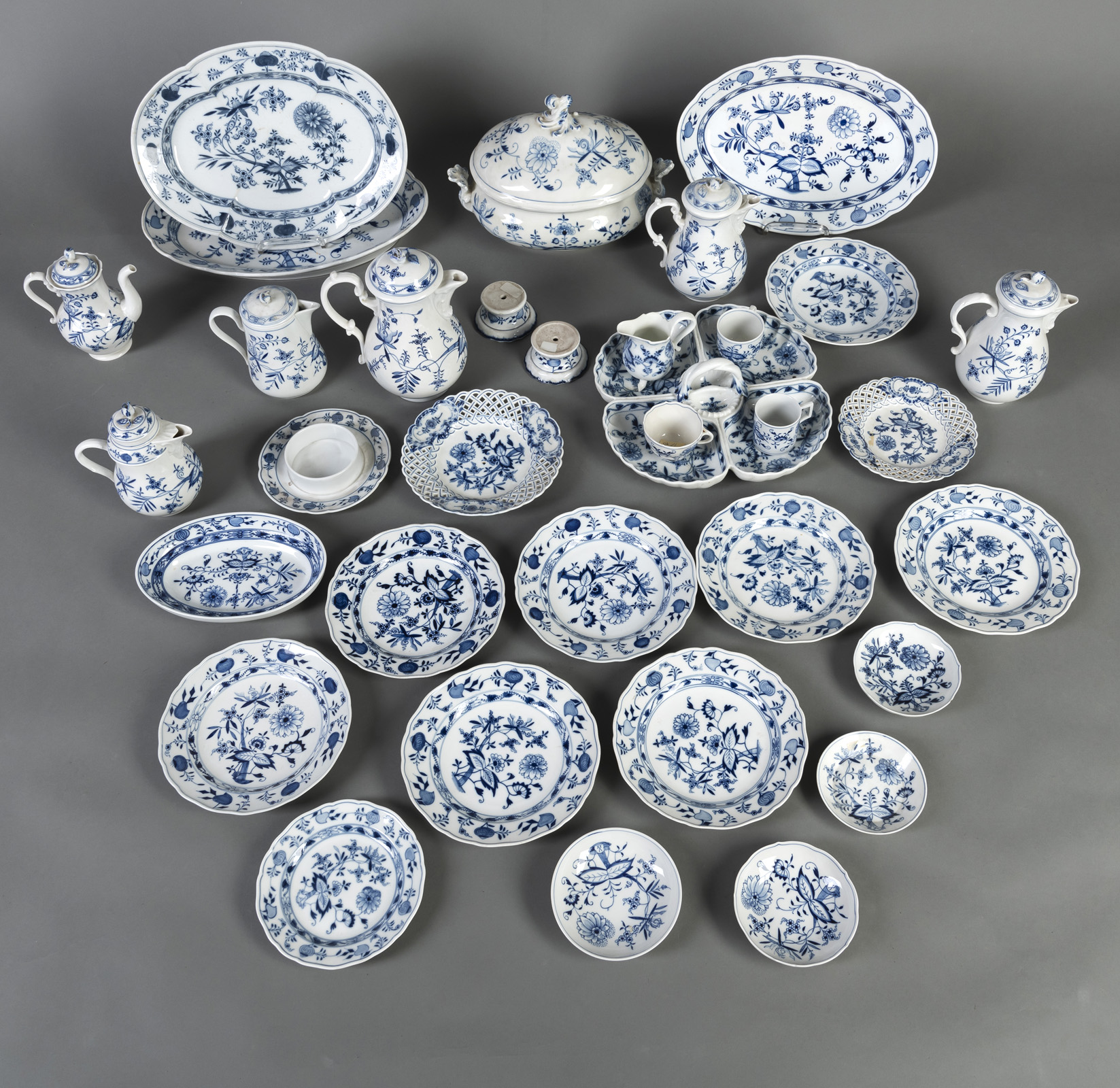 A MIXED LOT OF "ZWIEBELMUSTER" PORCELAIN - Image 3 of 5