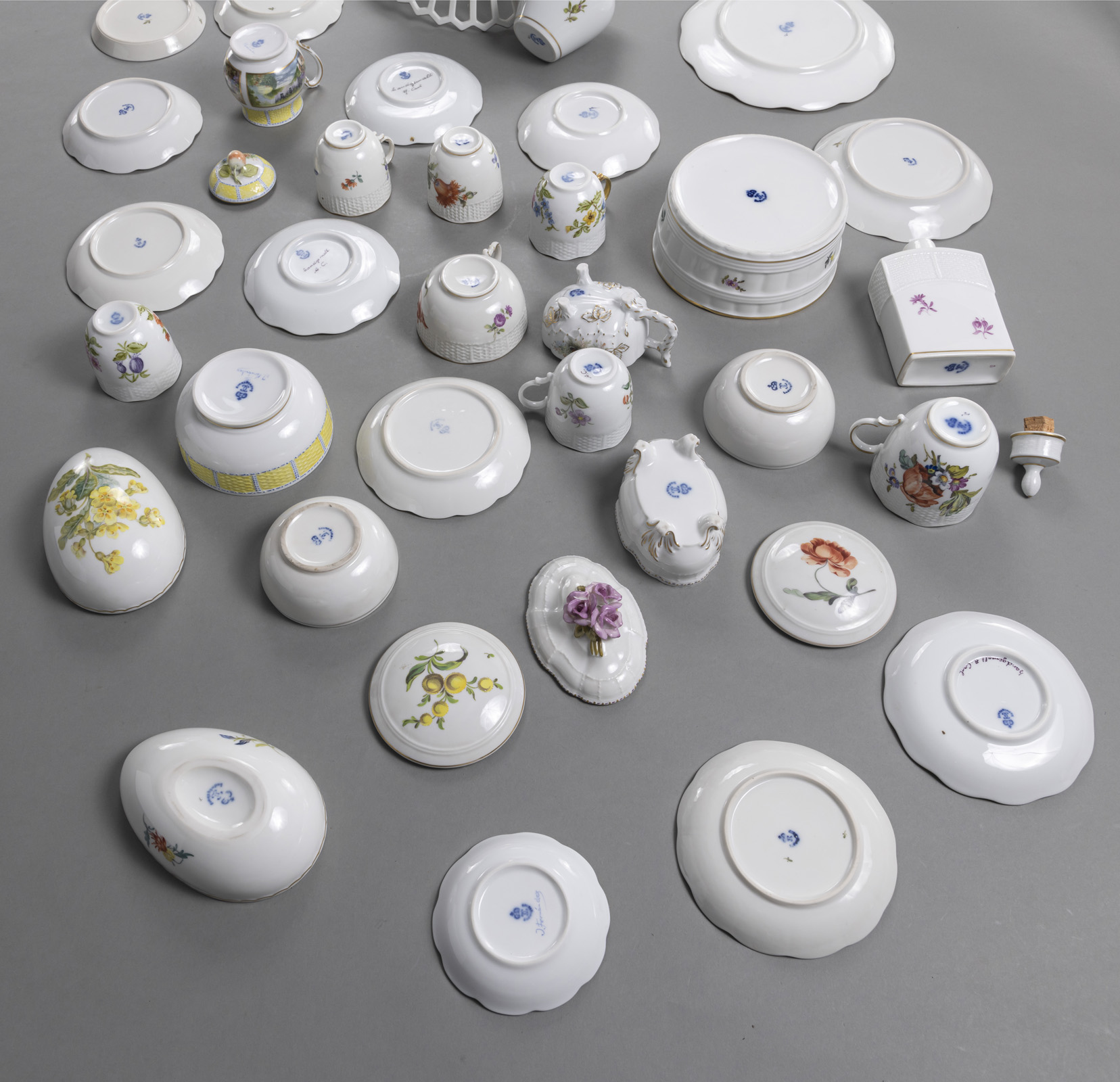 A MIXED LOT OF LUWIGSBURG PORCELAIN PIECES - Image 6 of 6