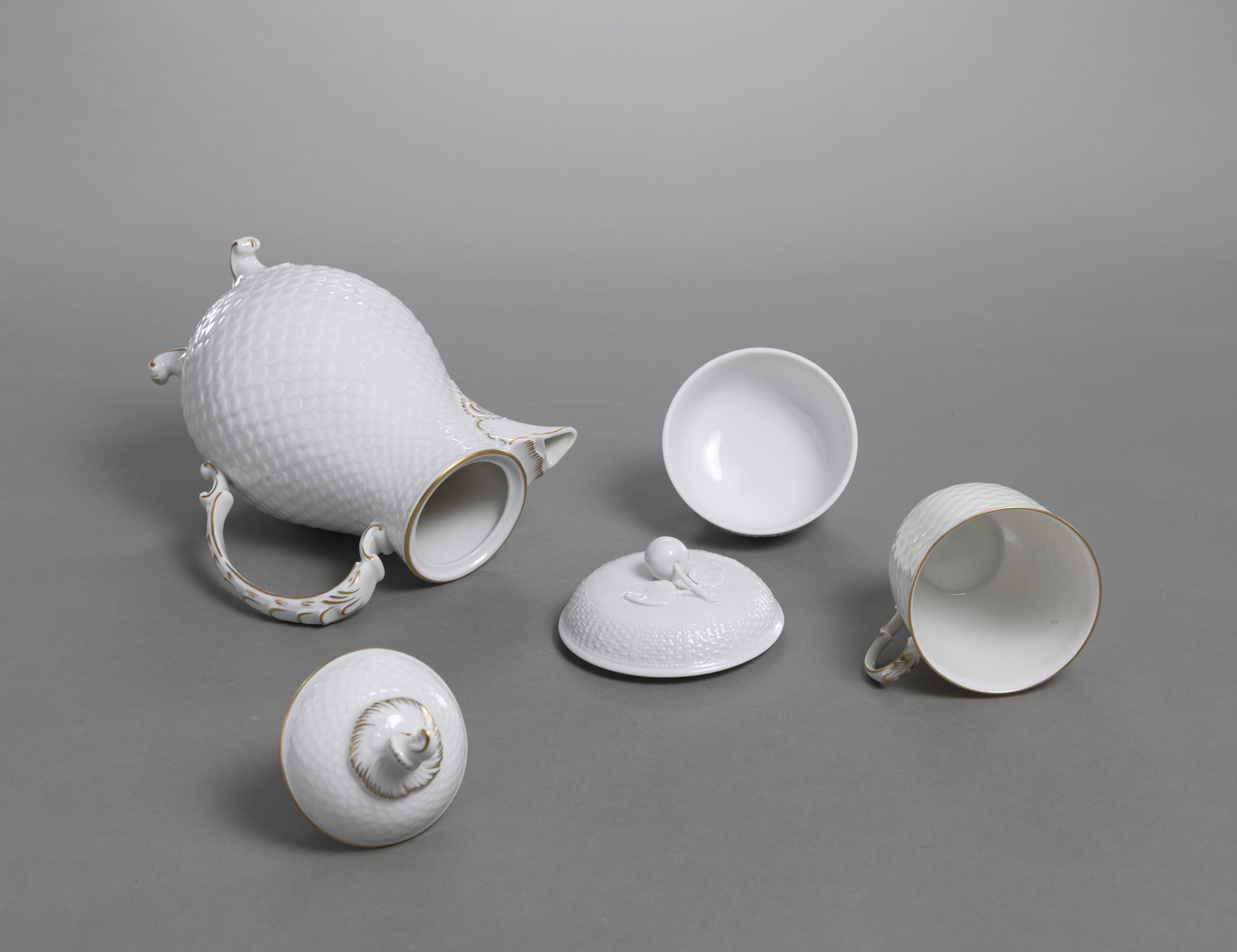 A MIXED LOT OF PORCELAIN ITEMS - Image 5 of 6