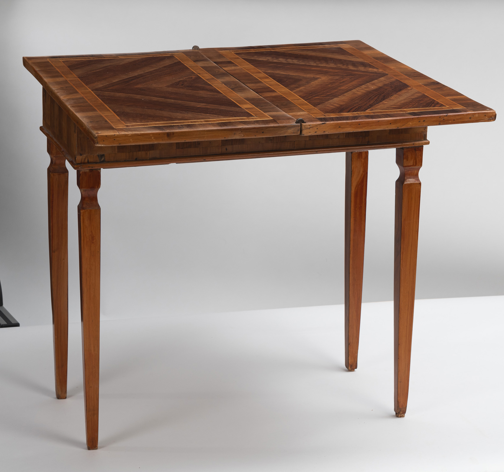 A SMALL WALNUT OCCASIONAL TABLE - Image 3 of 4