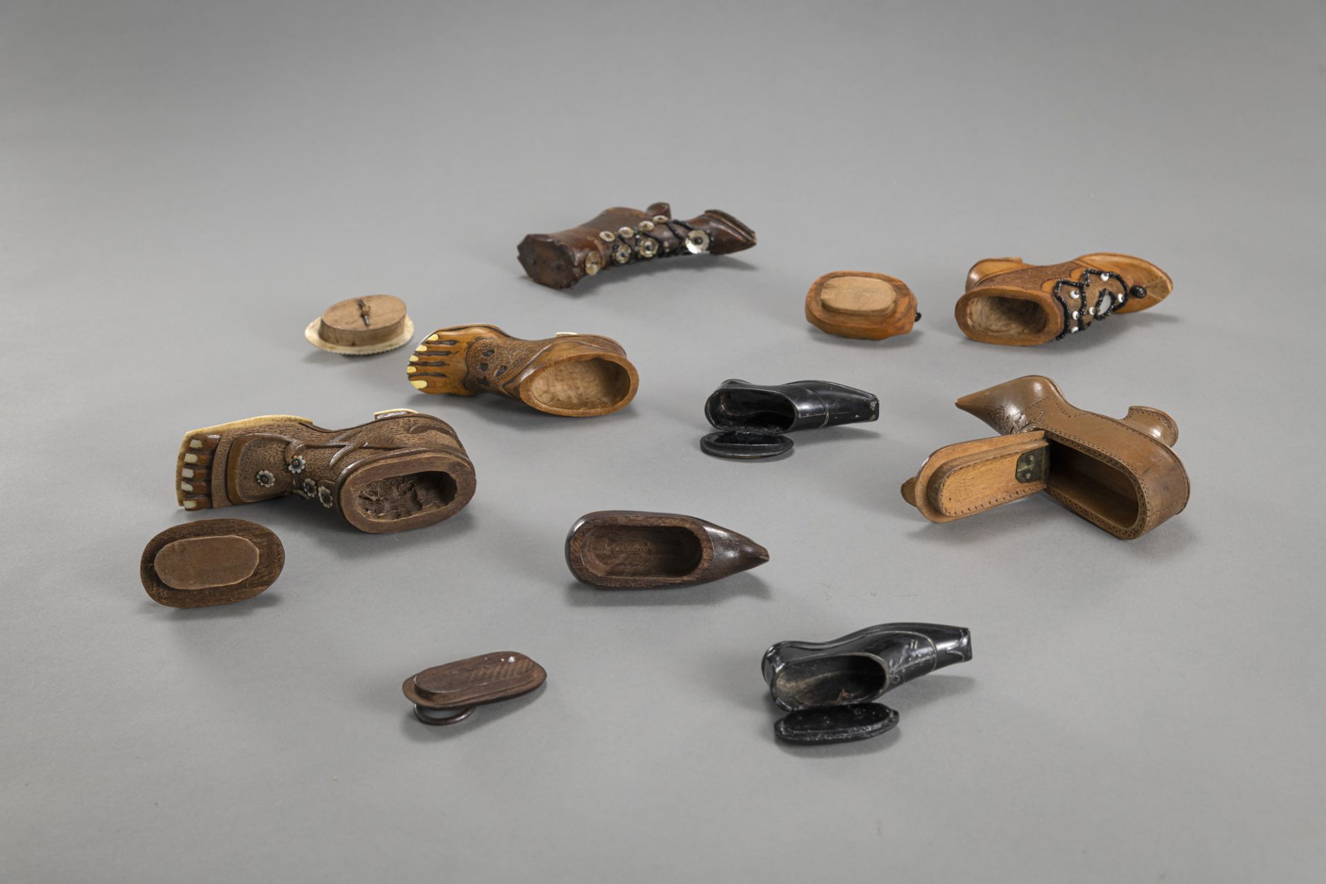 EIGHT SHOE SHAPED SNUFF BOXES - Image 3 of 4