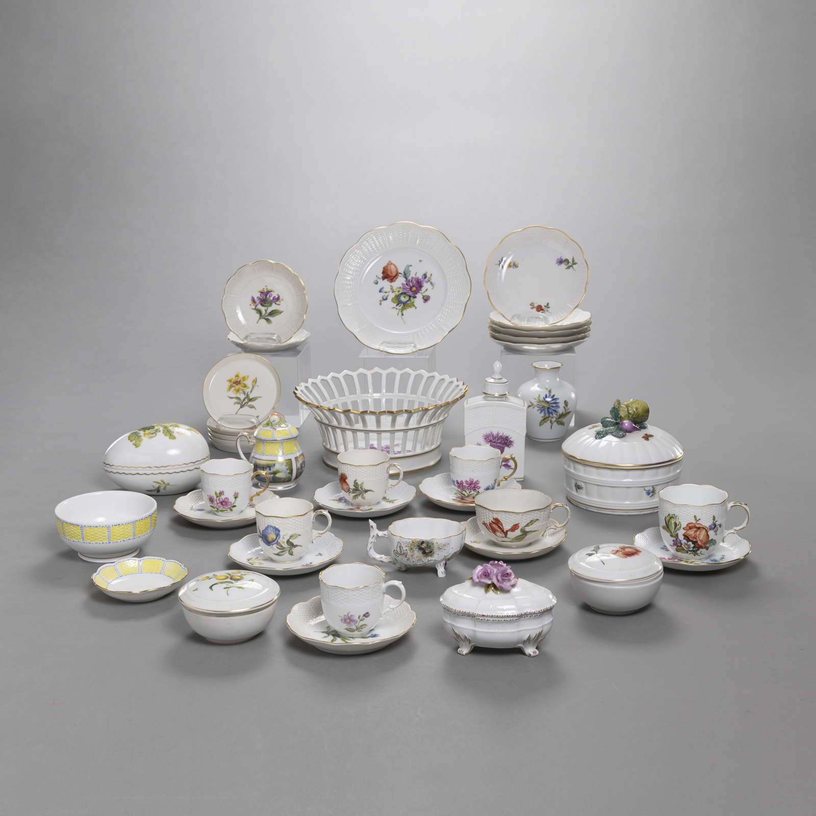 A MIXED LOT OF LUWIGSBURG PORCELAIN PIECES
