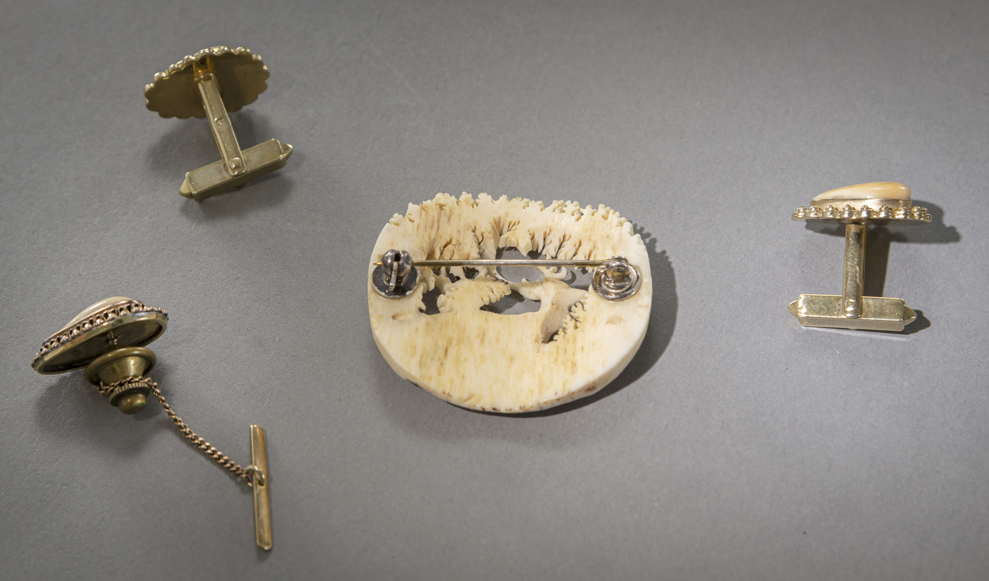 A CARVED BONE HUNTING BROOCH, A PAIR OF CUFF LINKS AND A STICK PIN - Image 3 of 3