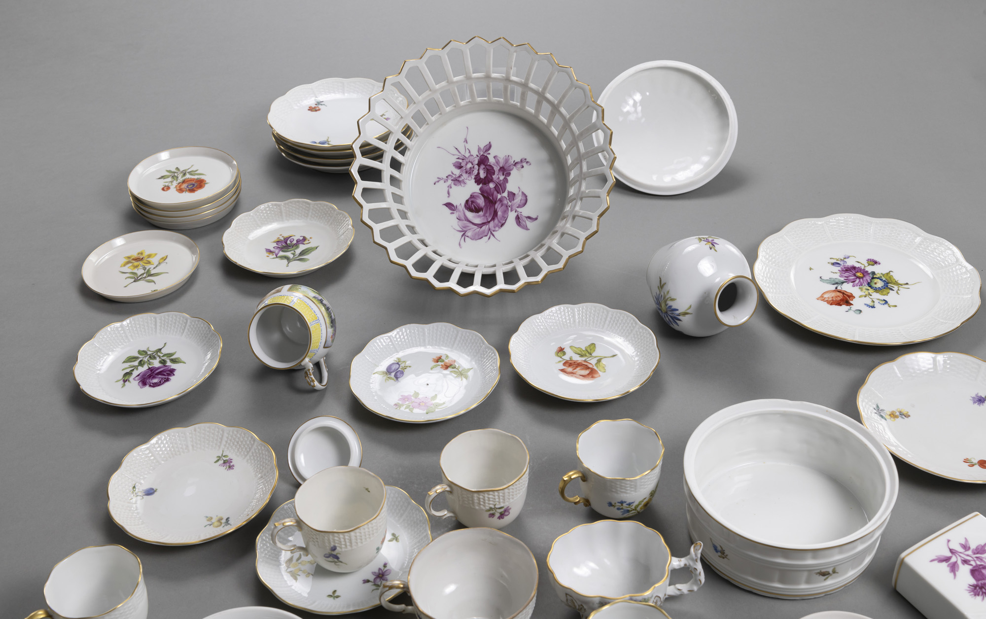 A MIXED LOT OF LUWIGSBURG PORCELAIN PIECES - Image 4 of 6