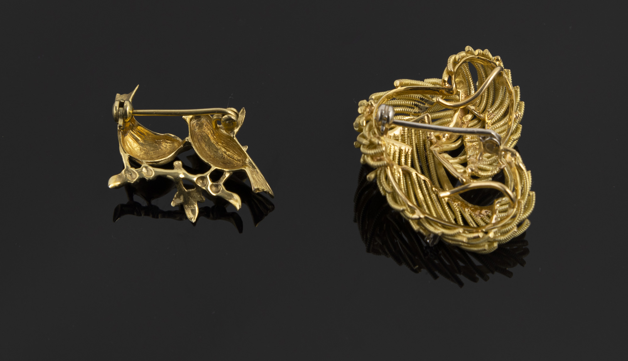 TWO GOLD BROOCHES - Image 3 of 3